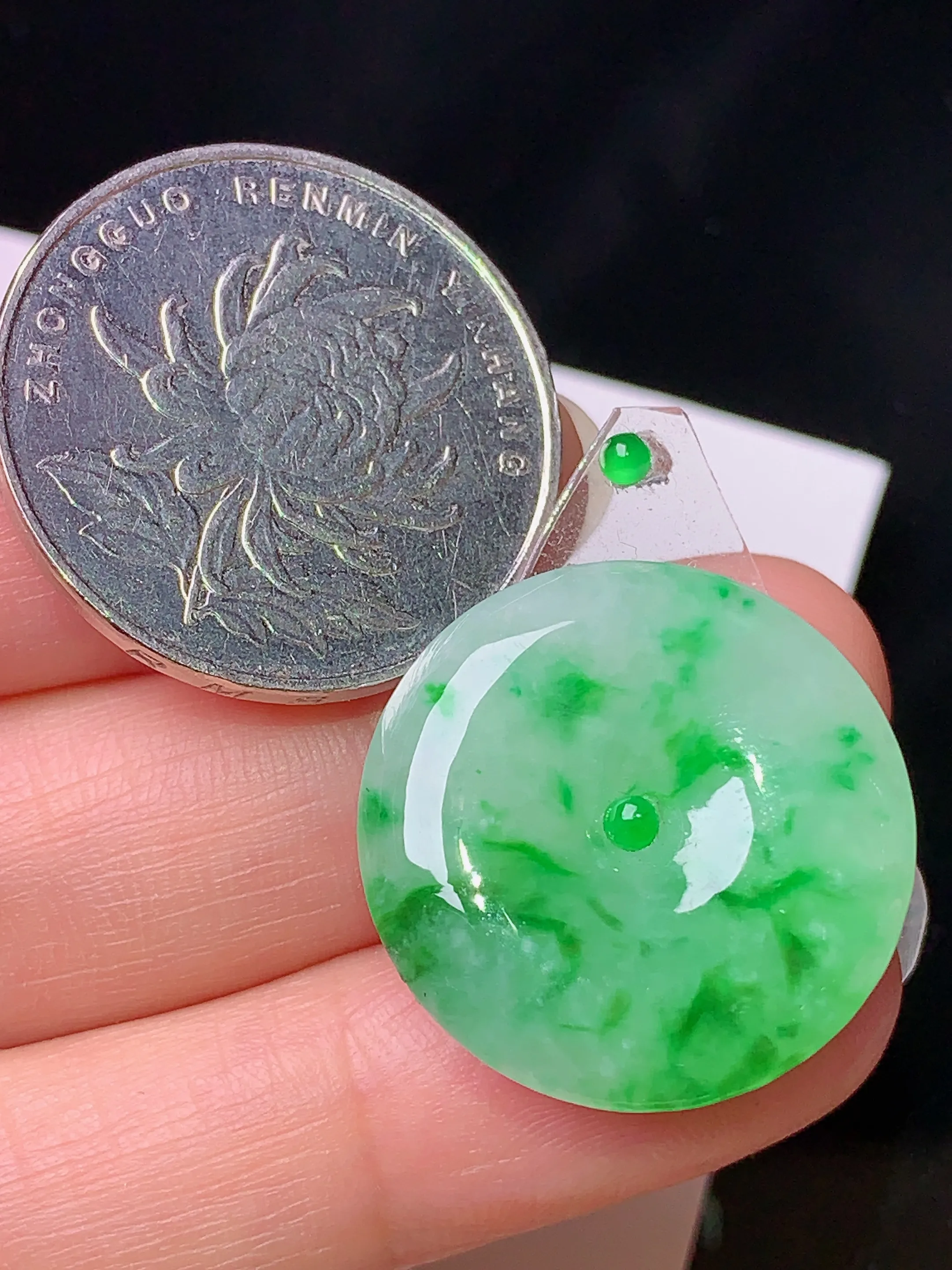 镶嵌款 飘绿平安扣吊坠 玉质细腻 色泽清新艳丽 整体尺寸22.5*4.6