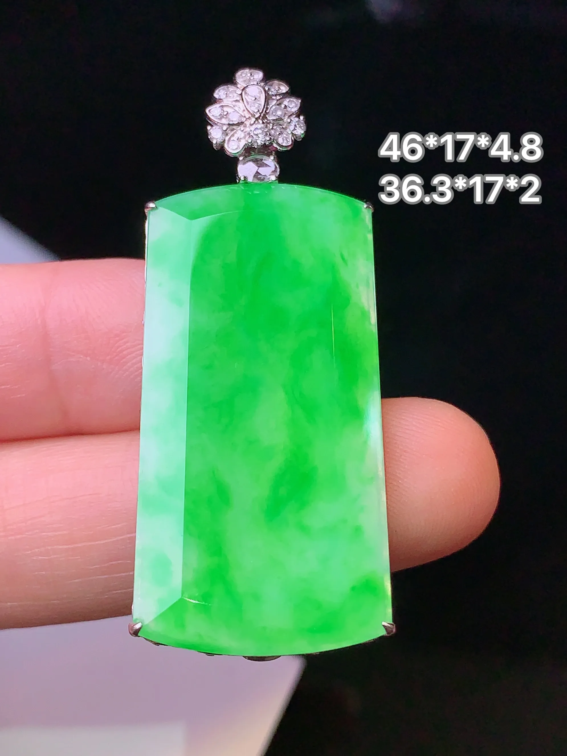 18k金钻镶嵌翠绿无事牌吊坠 玉质细腻 色泽清新艳丽 整体尺寸46*17*4.8