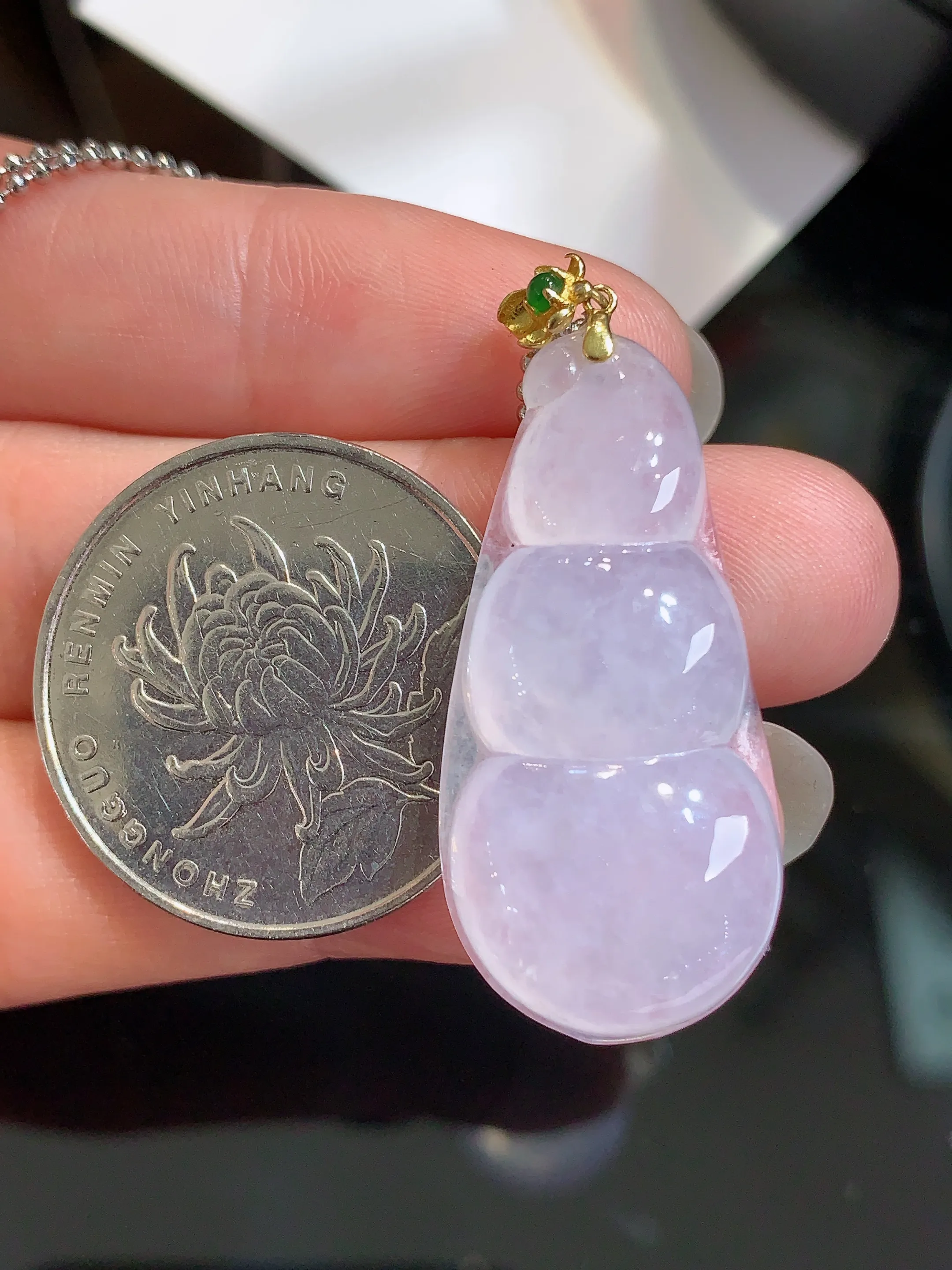 18k金钻镶嵌冰种四季豆吊坠 玉质细腻 色泽清新艳丽 整体尺寸39.3*16.1*6