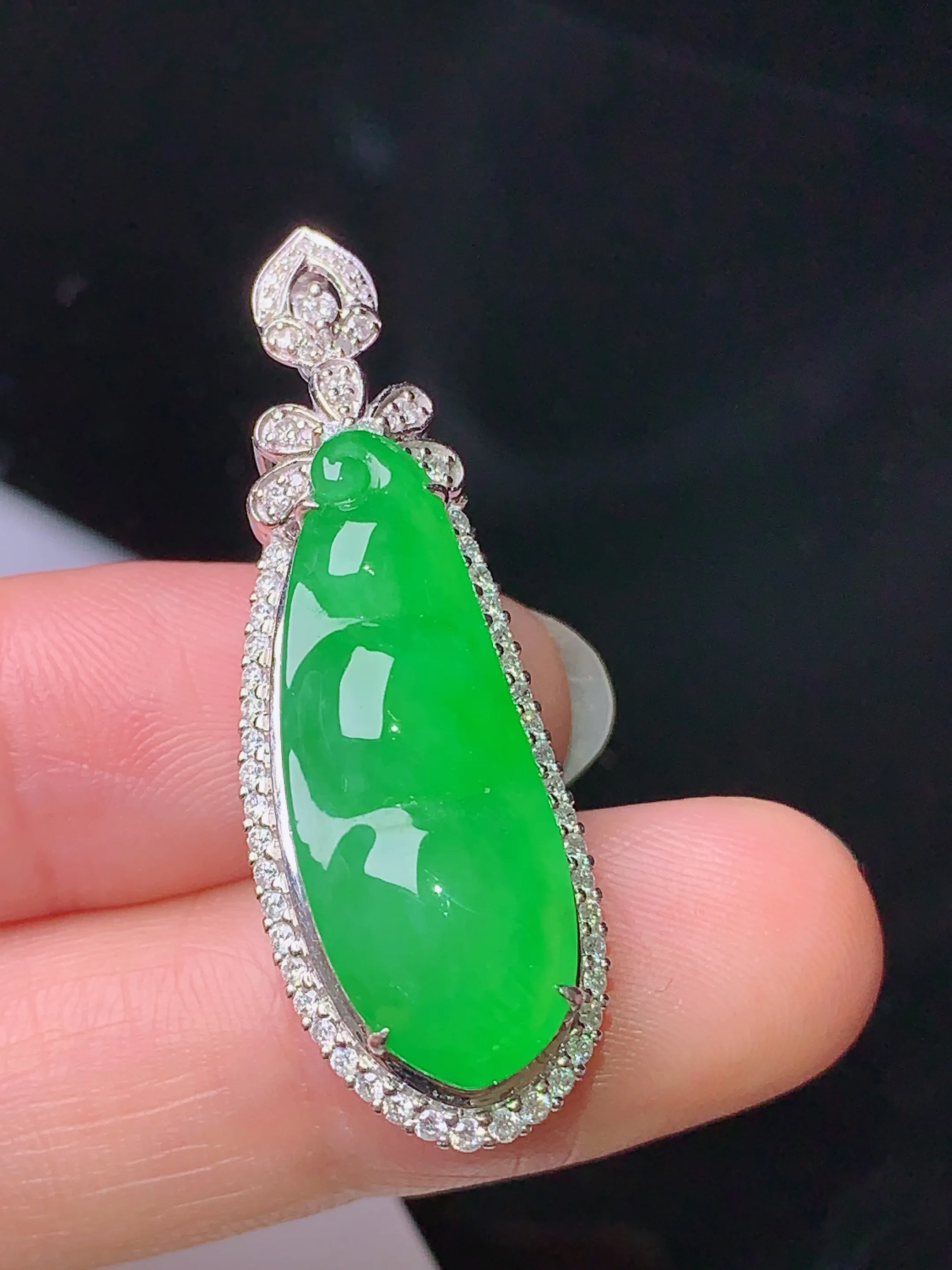 18k金钻镶嵌满绿四季豆吊坠 玉质细腻 色泽清新艳丽 整体尺寸37.8*13*11.8