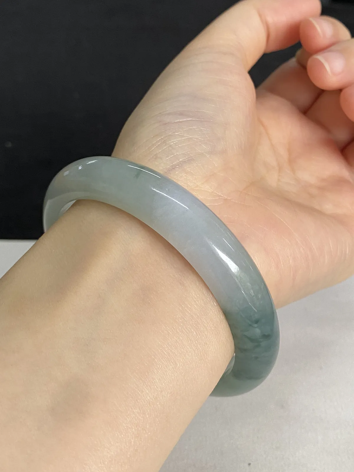 正圈59.3圈口，翡翠糯化种飘绿手镯