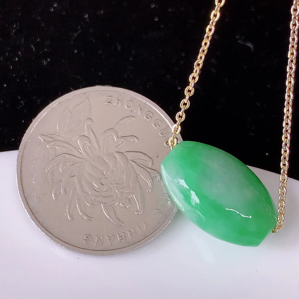 自然光实拍，冰润飘绿翡翠路路通吊坠，寓意时来运转、财源滚滚，款式新颖时尚，日常百搭的款！配图银链#058.1尺寸17*11.5*9mm