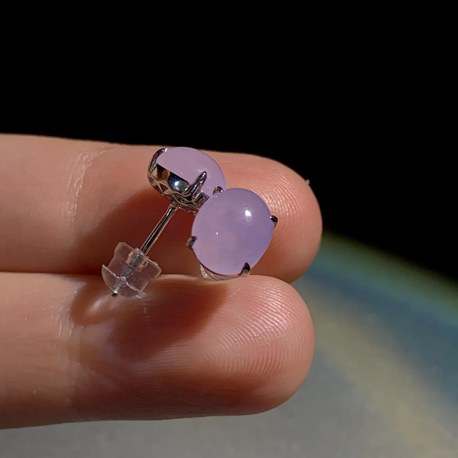 冰紫翡翠蛋面简镶耳钉，裸石约8.5-7.5-4mm，
18K金镶嵌，