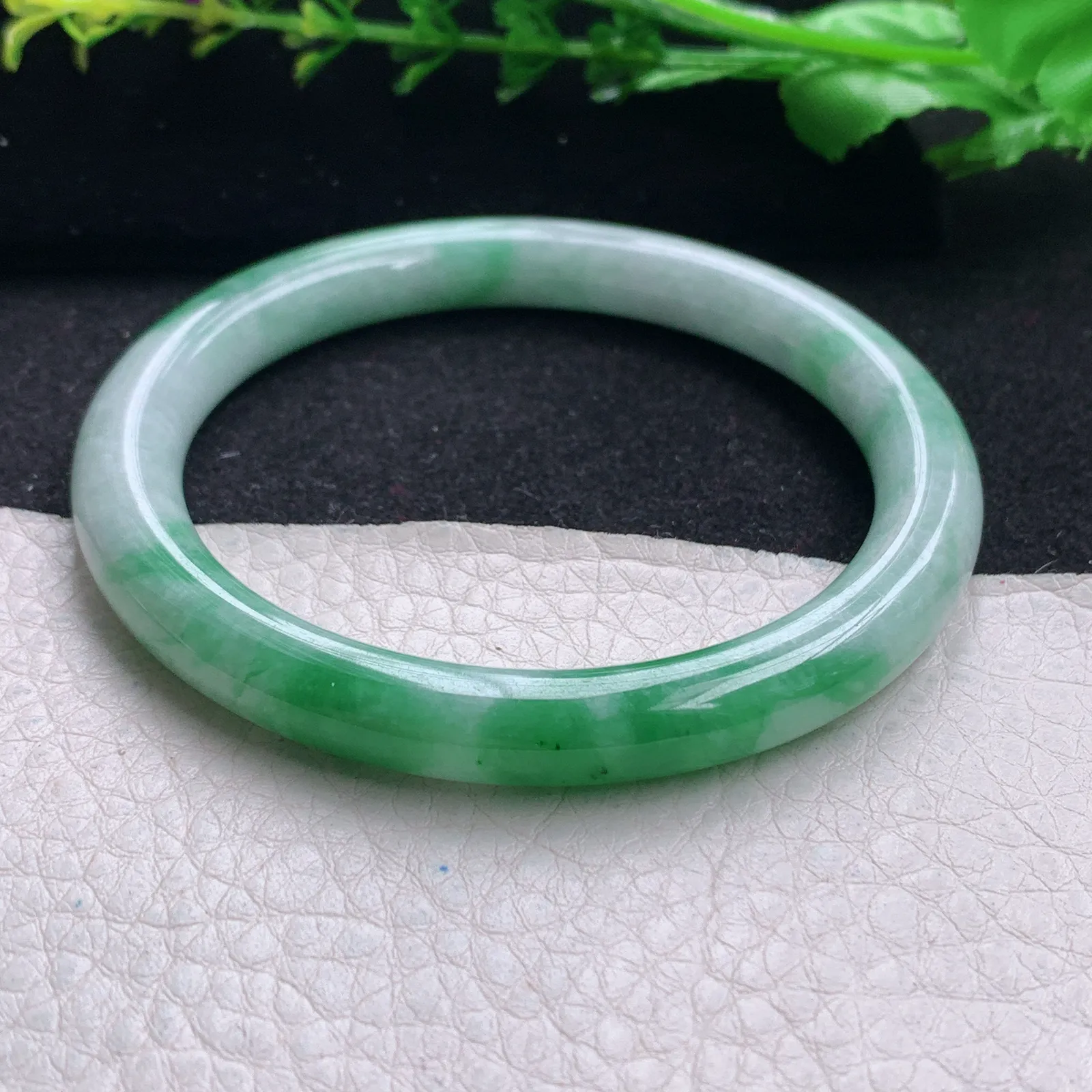 yh自然光57*8*8.3叮当镯 缅甸翡翠玉手镯飘绿秀气圆条玉手环