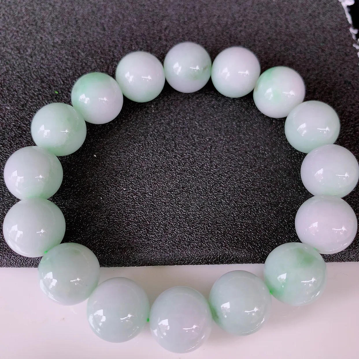 自然光实拍，冰润飘绿翡翠手串手链，种老水足，冰清玉润  颜色漂亮  #002.1取一尺寸12.8