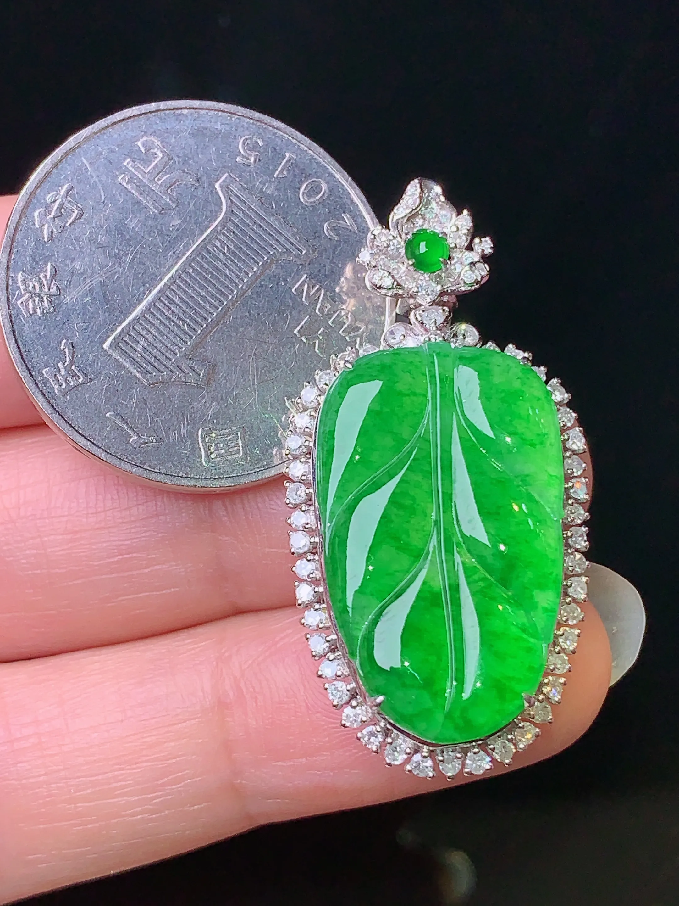 18k金钻镶嵌翠绿树叶吊坠 玉质细腻 色泽清新艳丽 整体尺寸37*18.3*7