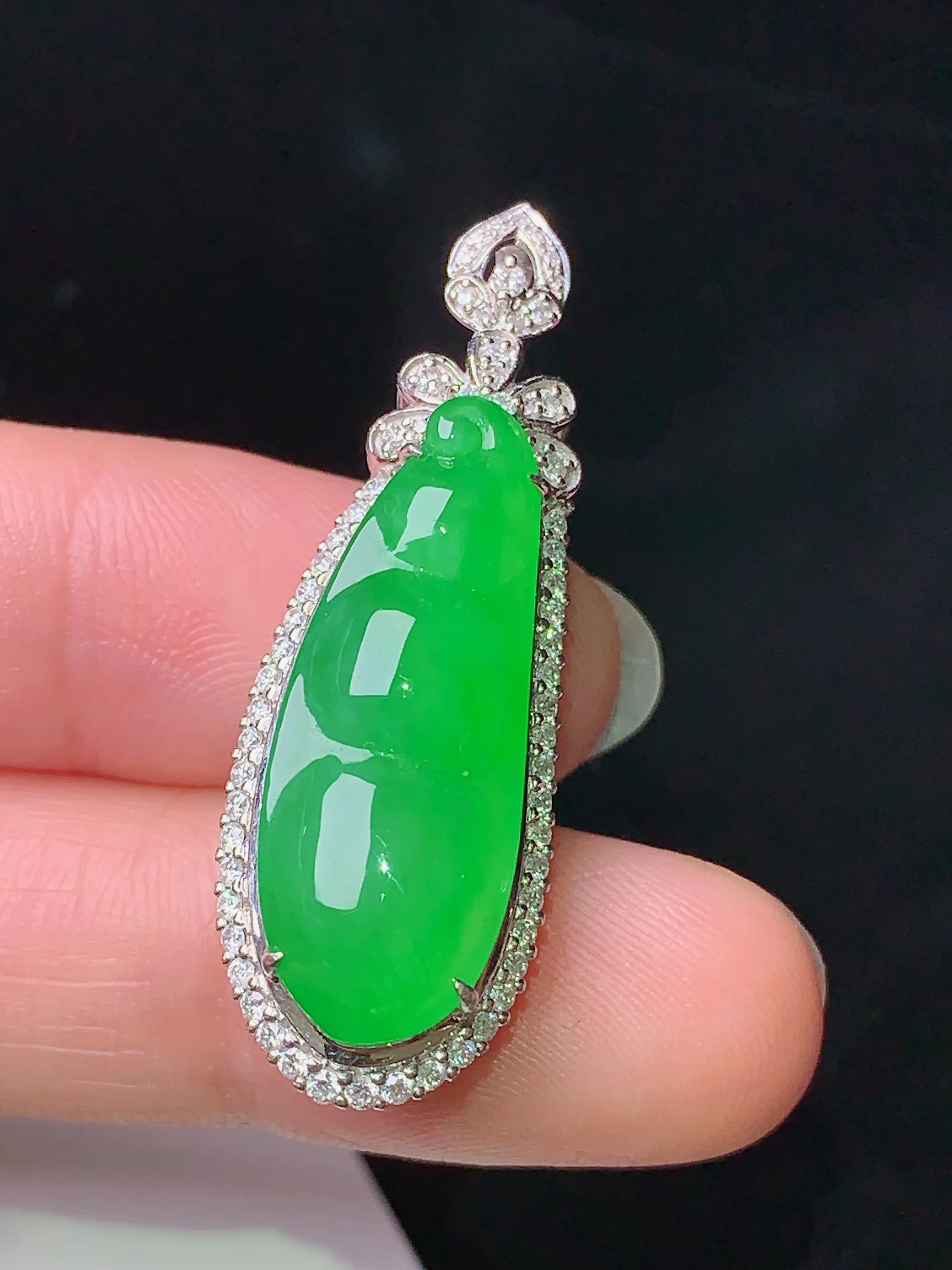 18k金钻镶嵌满绿四季豆吊坠 玉质细腻 色泽清新艳丽 整体尺寸37.8*13*11.8