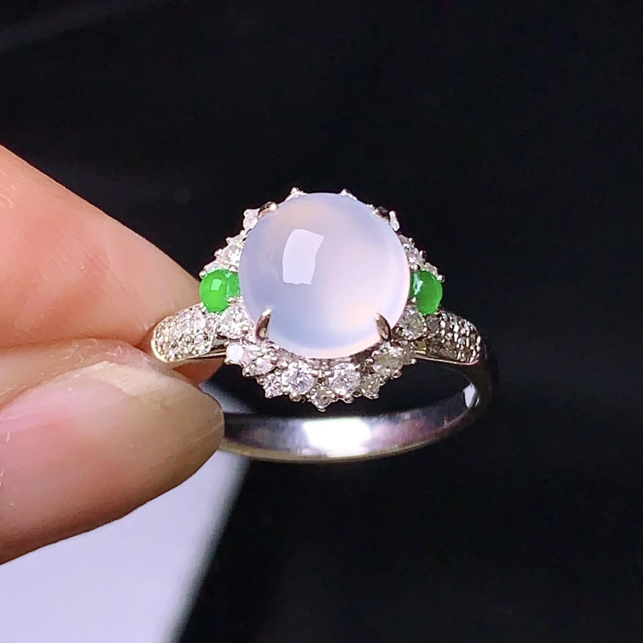 18k金钻镶嵌冰种蛋面戒指 玉质细腻 色泽清新艳丽 圈口14 整体尺寸11.3*11.7*9.8