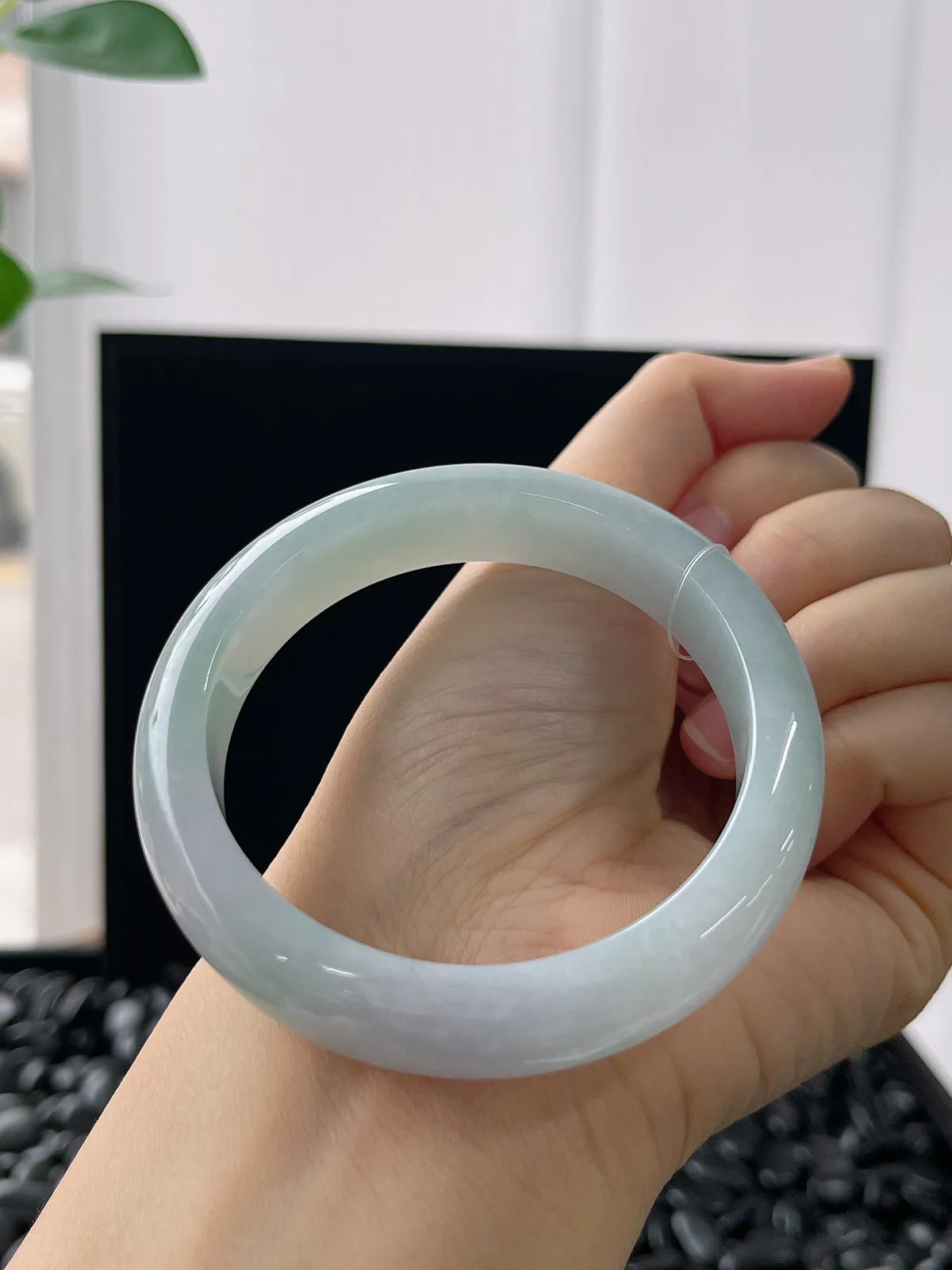 正圈54.3圈口，翡翠糯化种浅绿色手镯