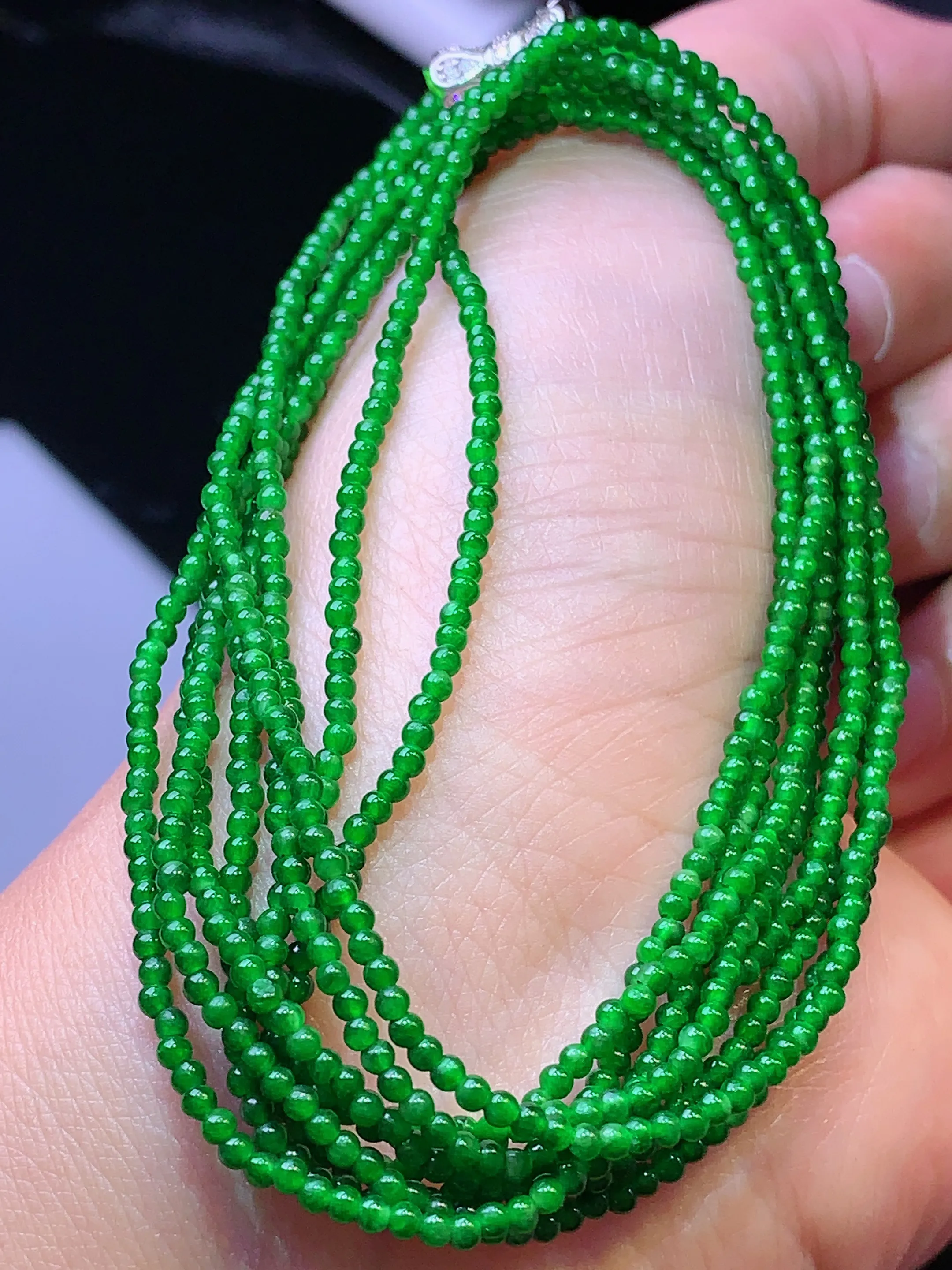 满绿圆珠小米珠 玉质细腻 色泽清新艳丽 整体尺寸2 总长160cm 可做手链 项链 耳坠等