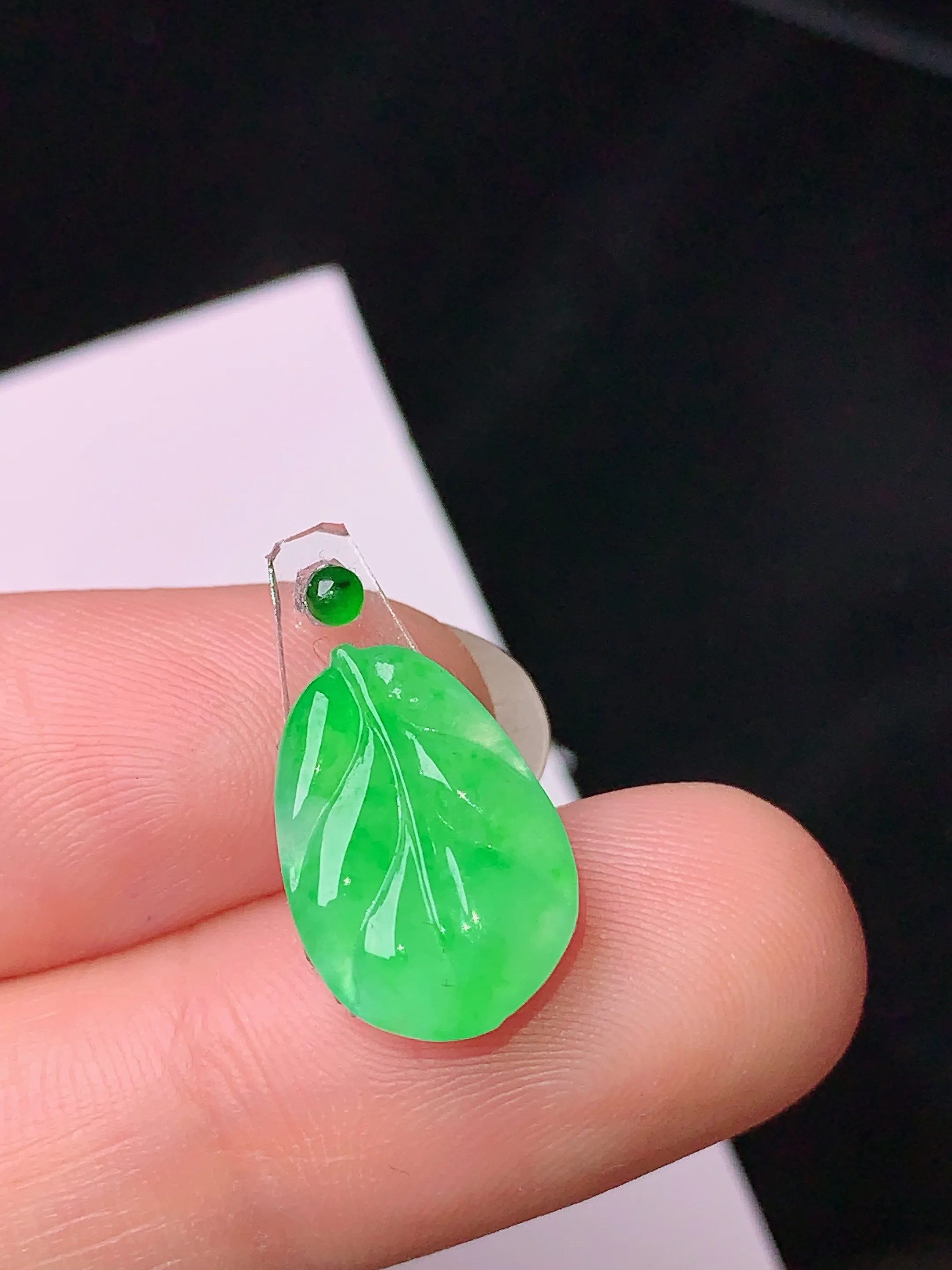 镶嵌款 翠绿树叶吊坠 玉质细腻 色泽清新艳丽 整体尺寸14.5*9.8*2