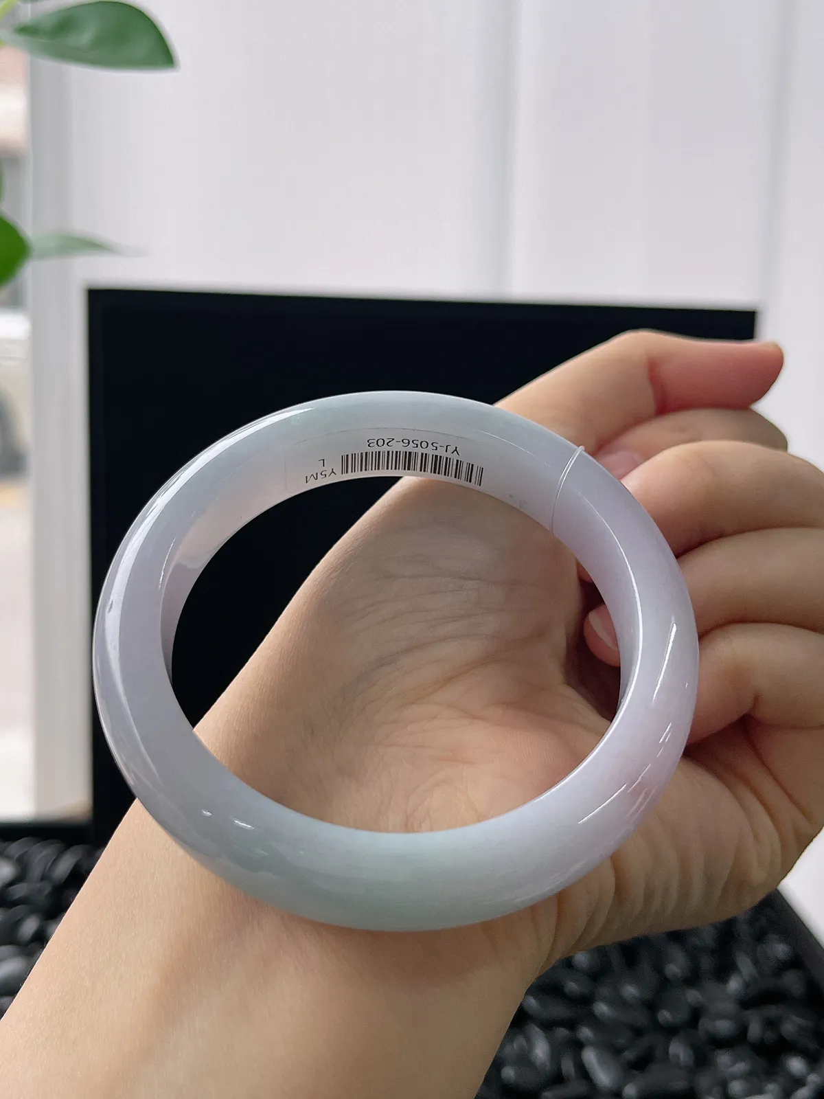 正圈56圈口，翡翠糯化种春带彩手镯