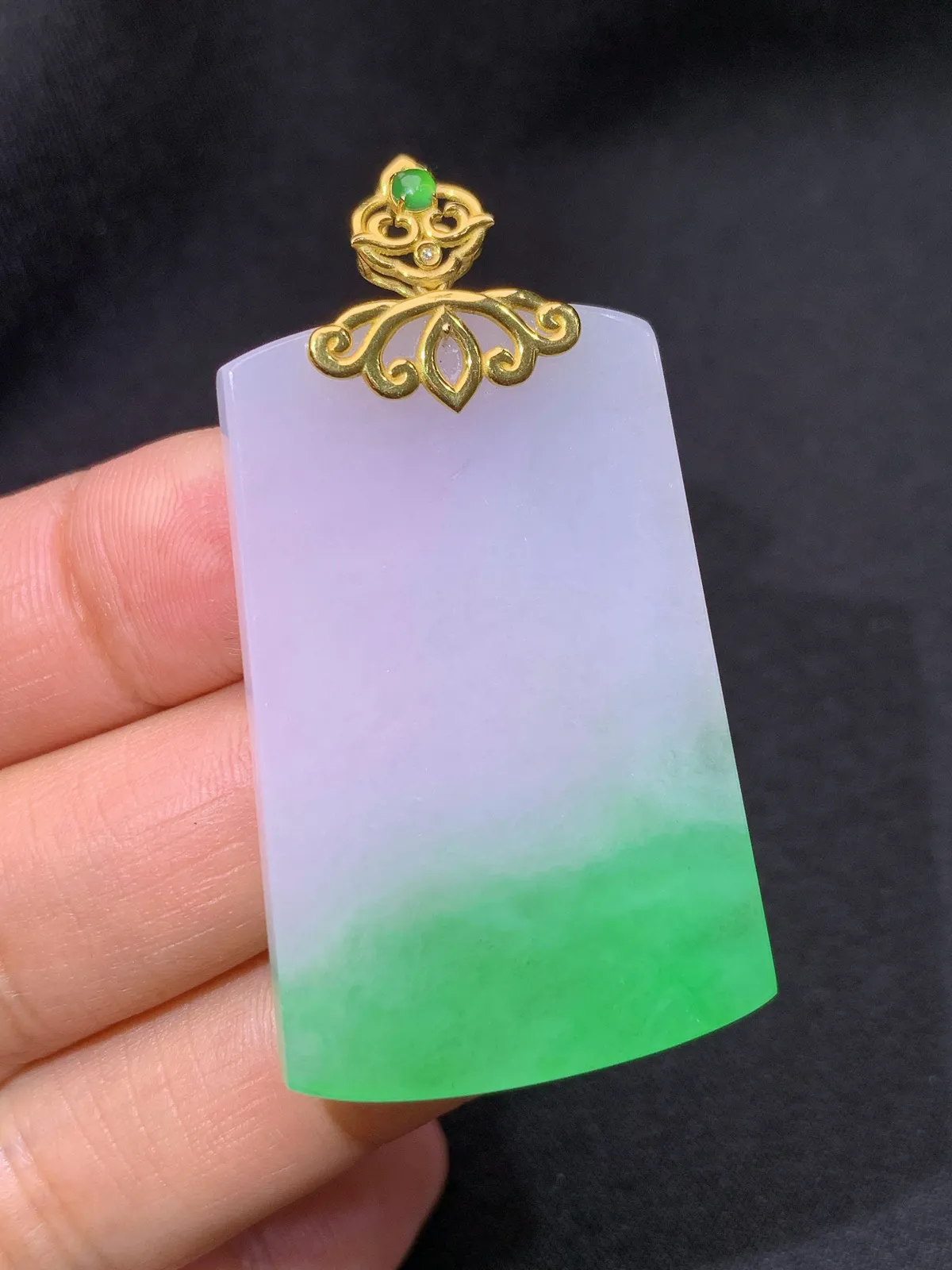 飘绿无事牌吊坠，18k金镶嵌，冰润色阳，玉质细腻，种水足 尺寸49.4*26.6*3.6