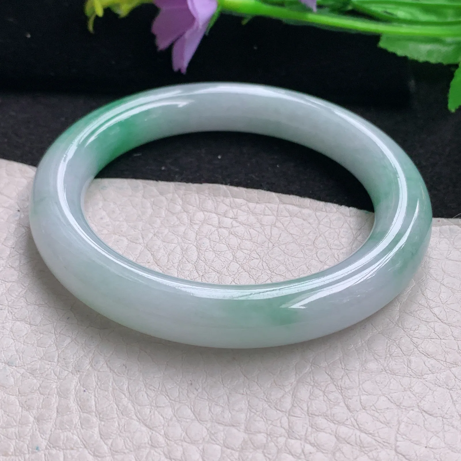 js自然光57*10.3美人镯 缅甸翡翠玉手镯飘绿水润圆条玉手环 美人镯