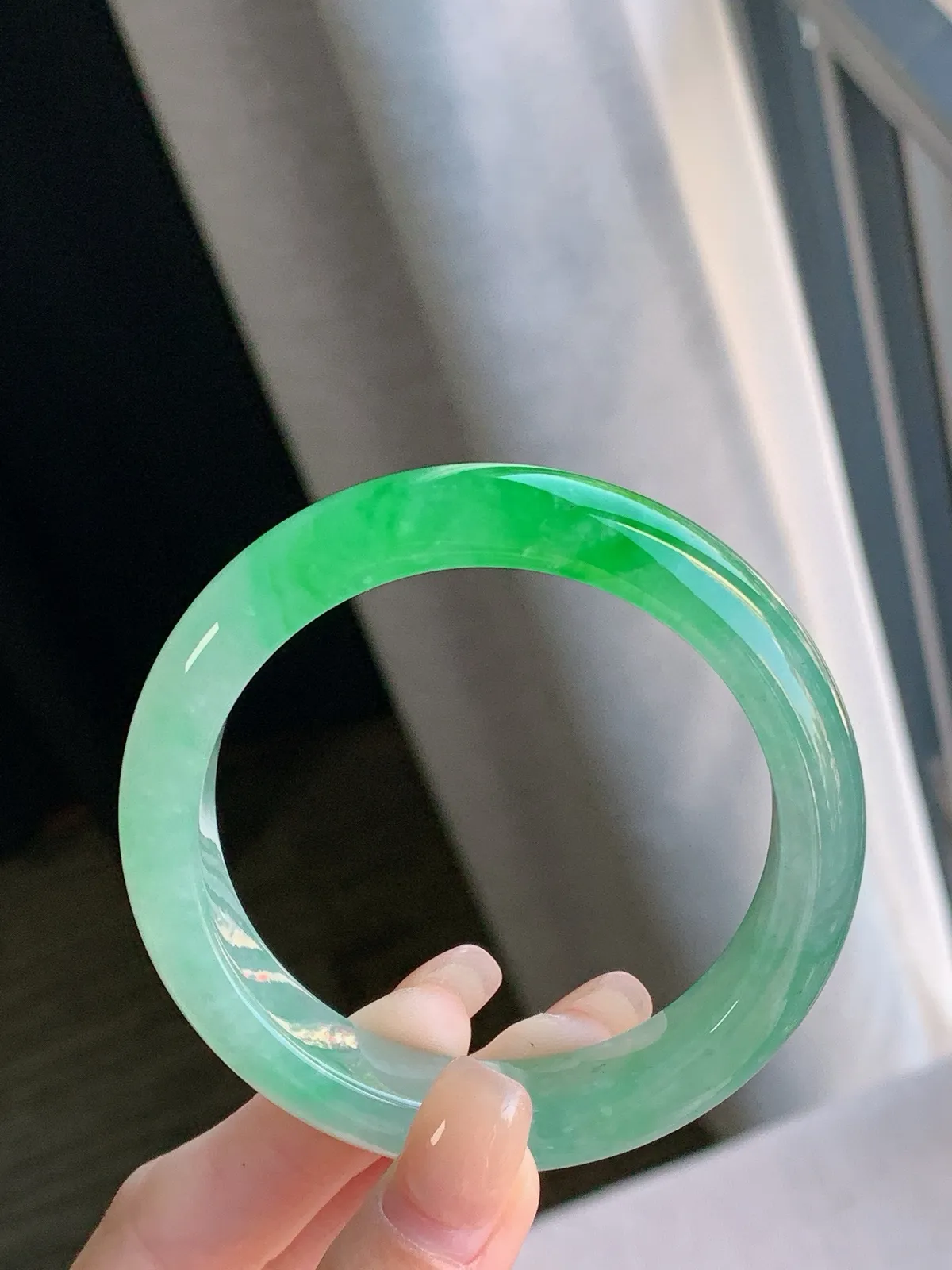 圈口54-12.6-8.3，高冰阳绿正圈，冰透水润，色泽迷人，富贵大气，完美