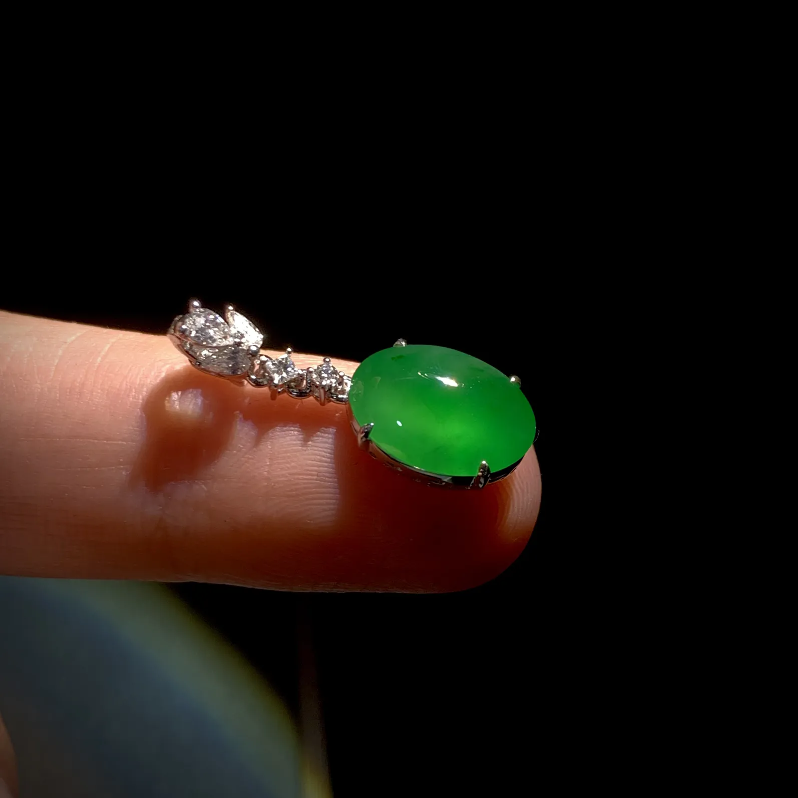 绿蛋面吊坠，
裸石12.5-9.5-4mm，
整体24.5-9.5-6mm，2.42g，
18K金，南非钻，