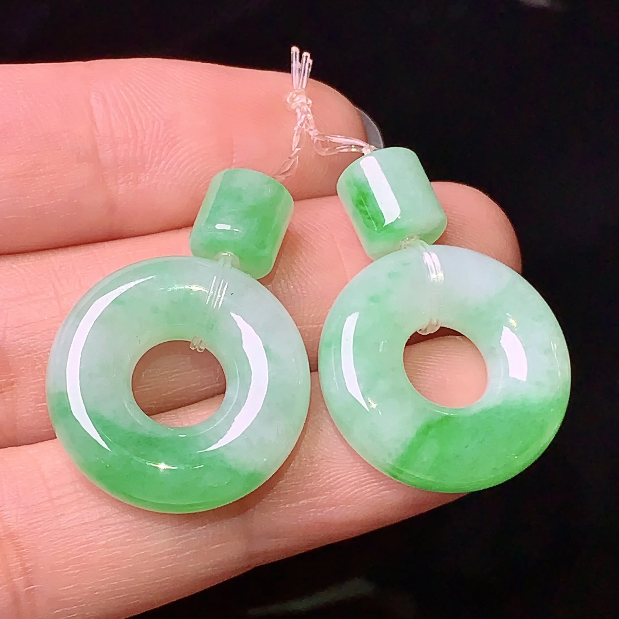 飘绿平安环一对 玉质细腻 色泽清新艳丽 整体尺寸19.2*6