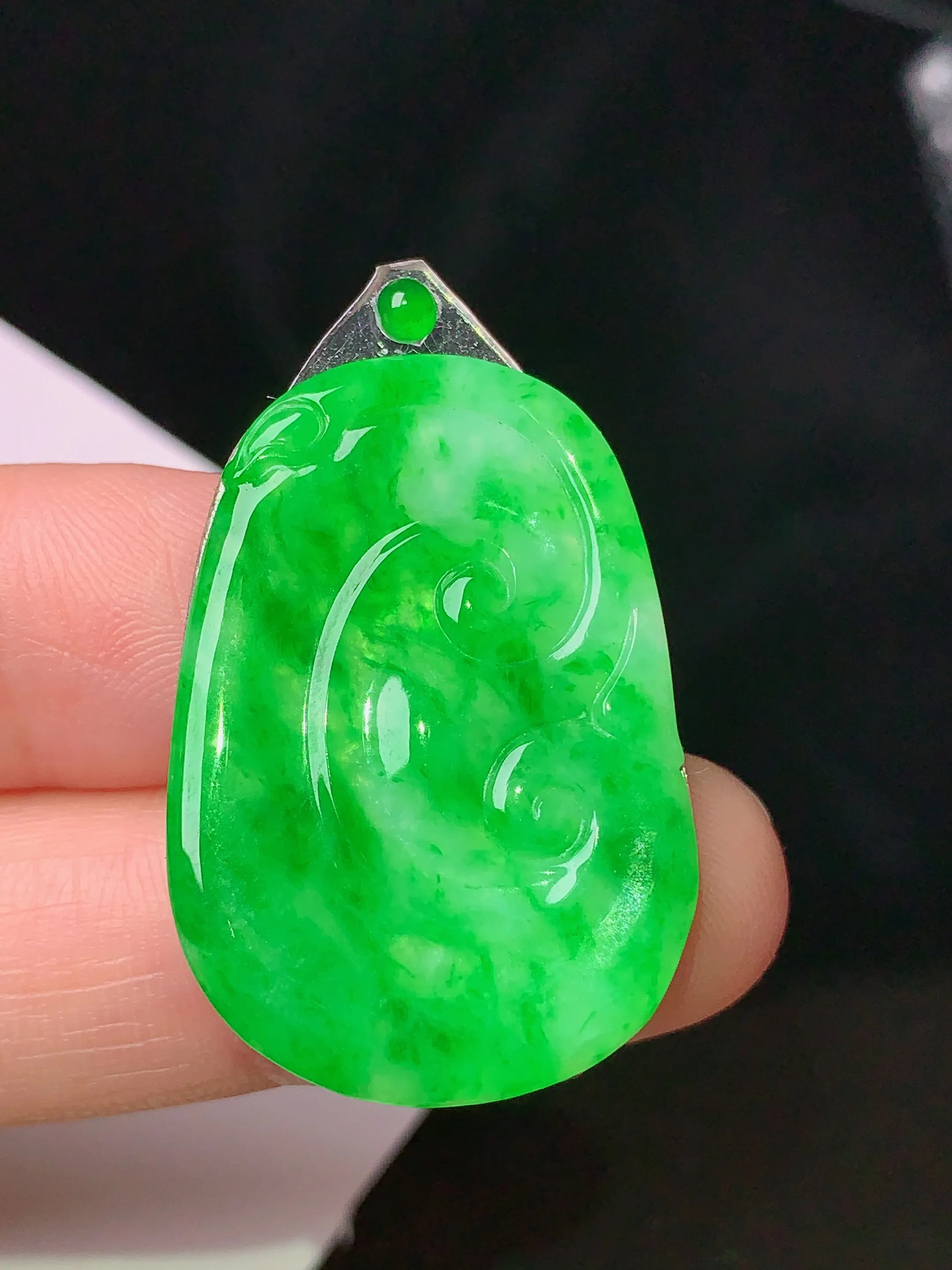 镶嵌款 翠绿如意吊坠 玉质细腻 色泽清新艳丽 整体尺寸31.5*21.8*2