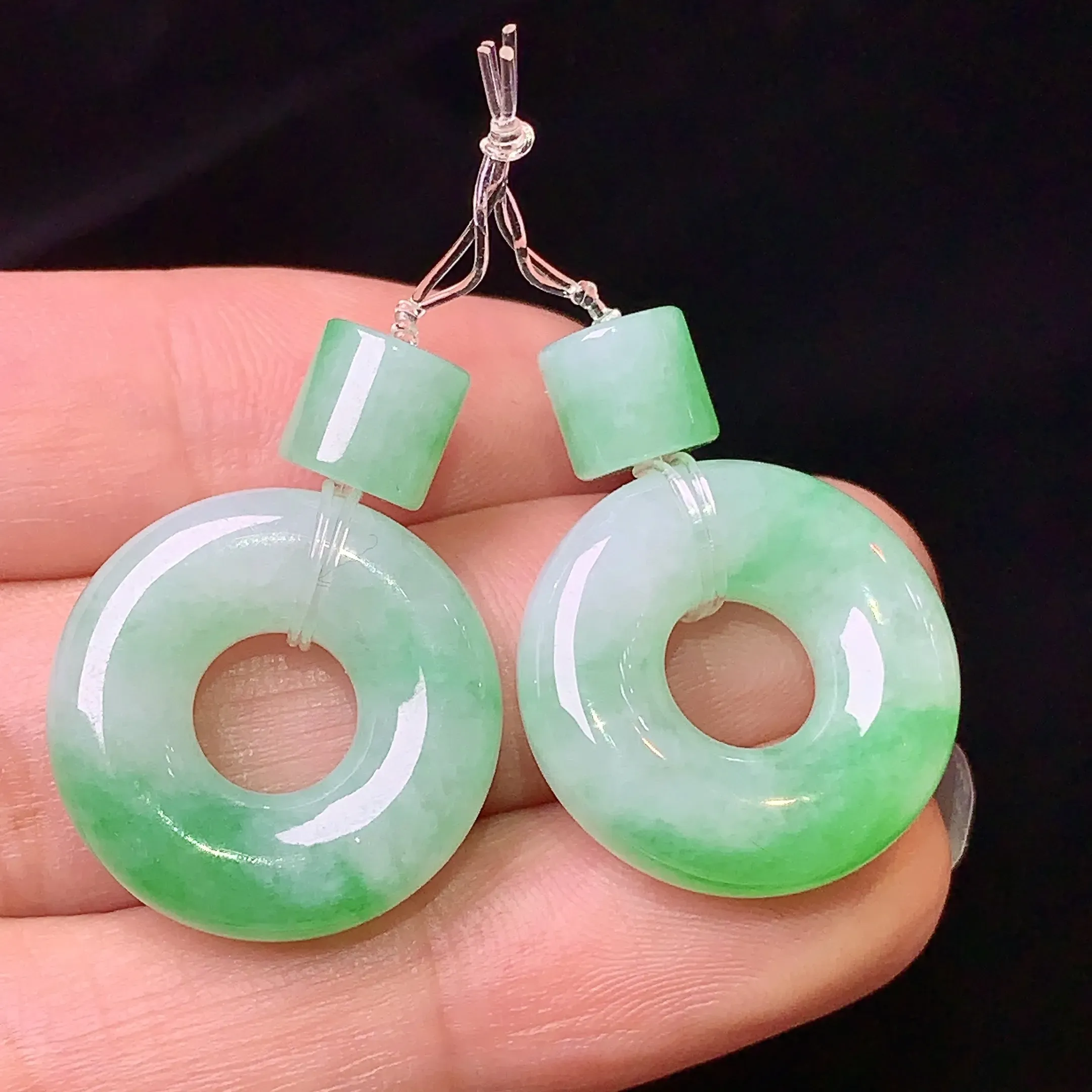 飘绿平安环一对 玉质细腻 色泽清新艳丽 整体尺寸19.2*6