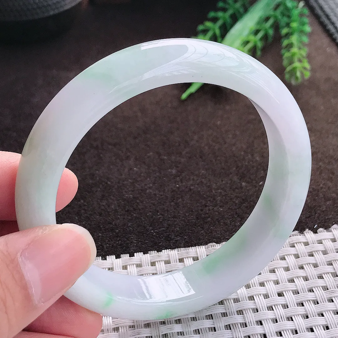 天然a货翡翠57.8/13.3/8.2老坑精美温润飘绿手镯宽边翡翠玉手镯