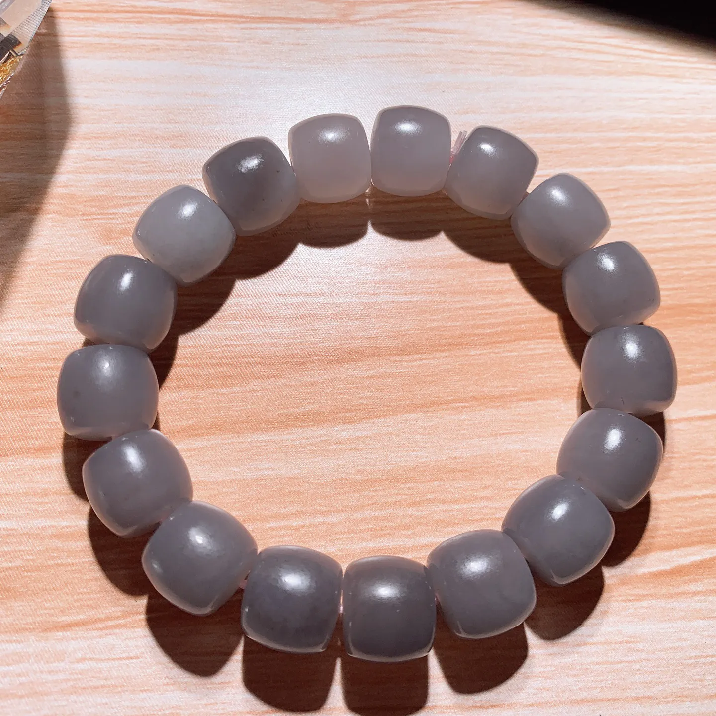 和田玉紫罗兰直切老型珠手串。单颗尺寸10/12！玉质细腻油润。手推出油。佩戴高端典雅。lt251115