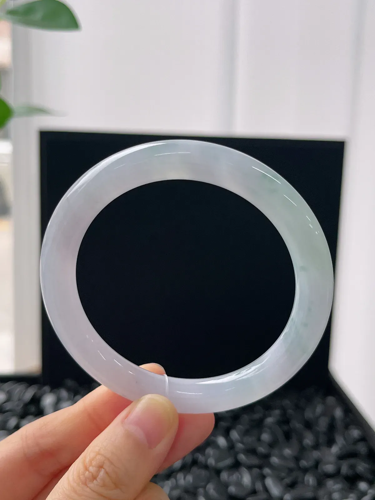 圆镯55.6圈口，翡翠冰糯种飘花手镯