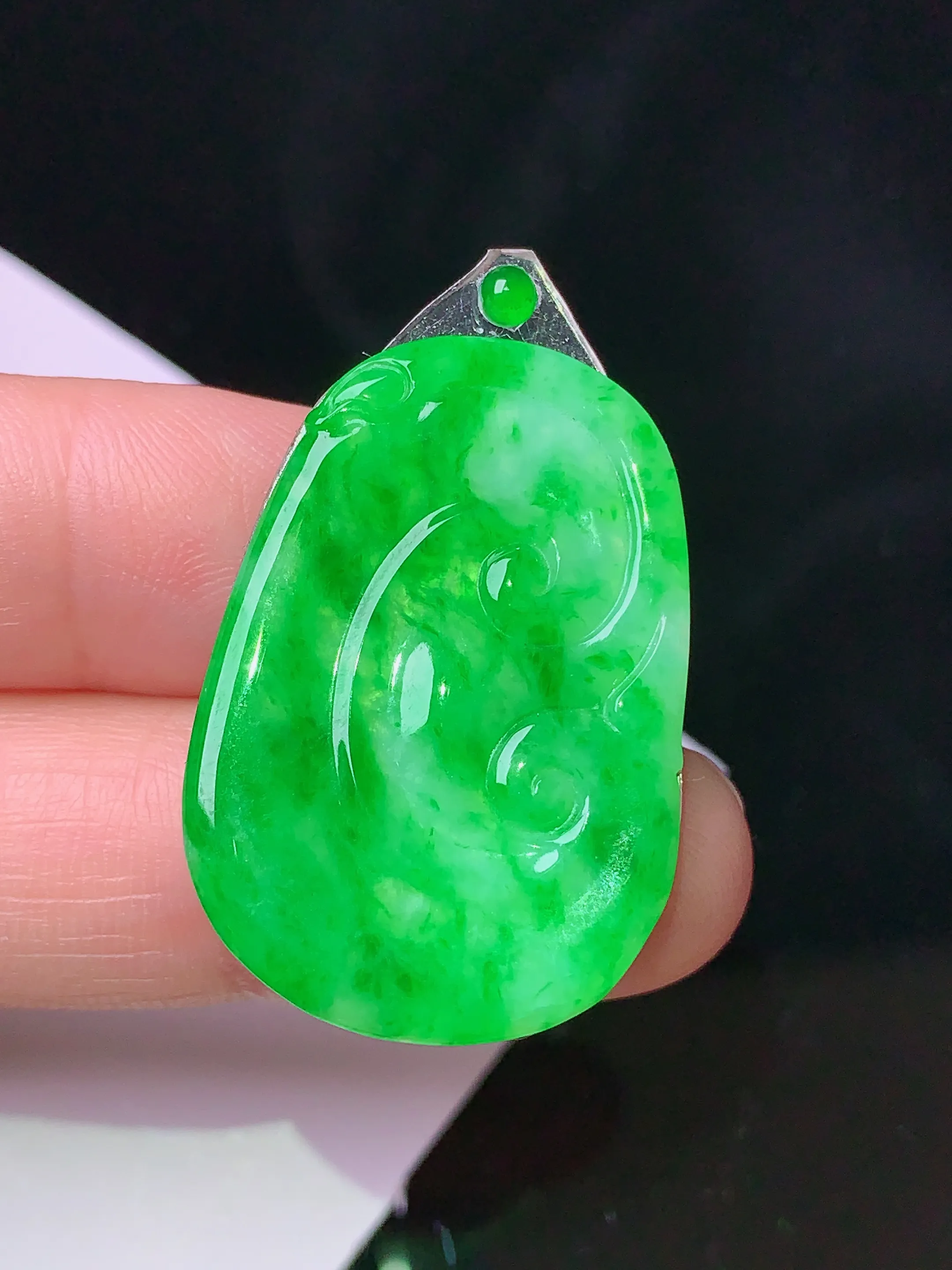 镶嵌款 翠绿如意吊坠 玉质细腻 色泽清新艳丽 整体尺寸31.5*21.8*2