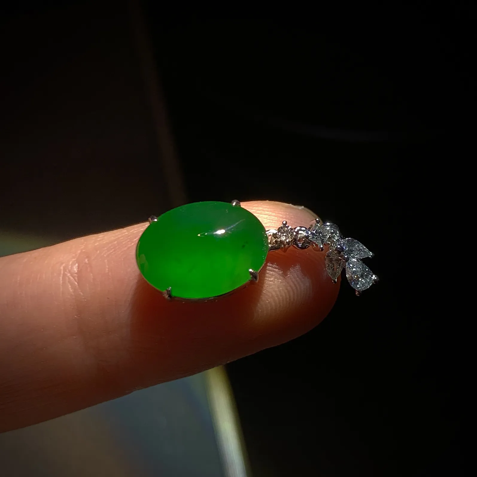 绿蛋面吊坠，
裸石12.5-9.5-4mm，
整体24.5-9.5-6mm，2.42g，
18K金，