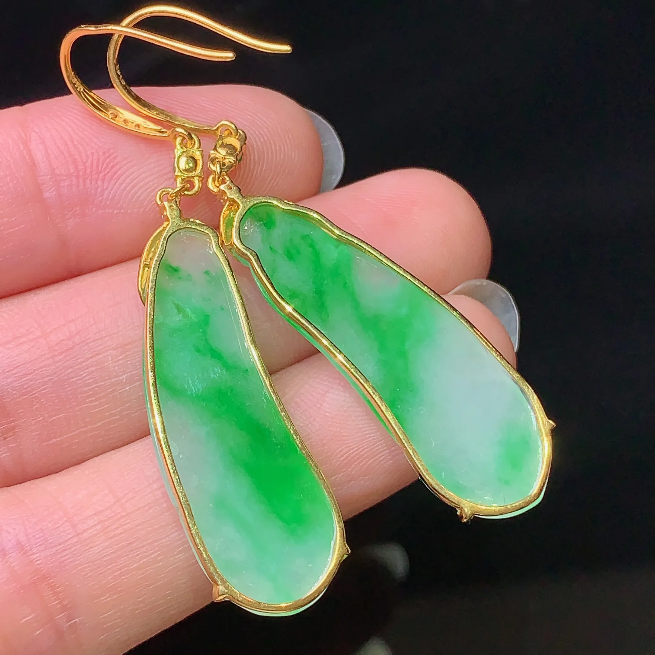 18k金钻镶嵌翠绿白菜耳坠 玉质细腻 色泽清新艳丽 整体尺寸49.2*11*3.7