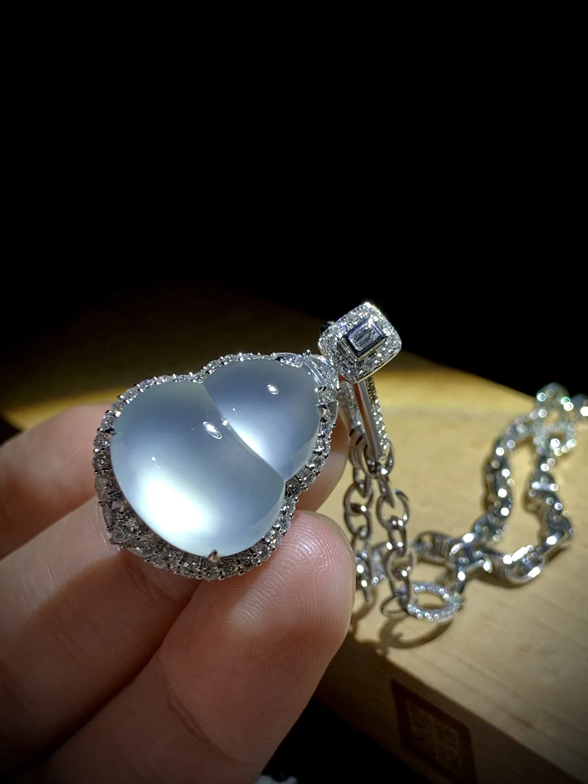 白冰葫芦，裸石约20.5-16.8-5mm，
整体33-20-11.5mm，9.12g，
18K金，