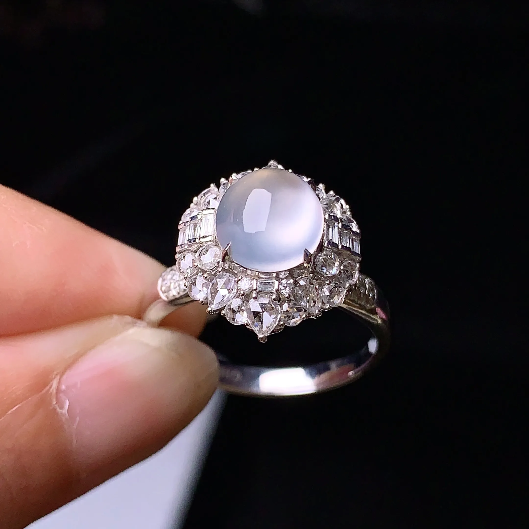 18k金钻镶嵌冰种蛋面戒指 玉质细腻 色泽清新艳丽 圈口14.5 整体尺寸14.7*12.8*10.8