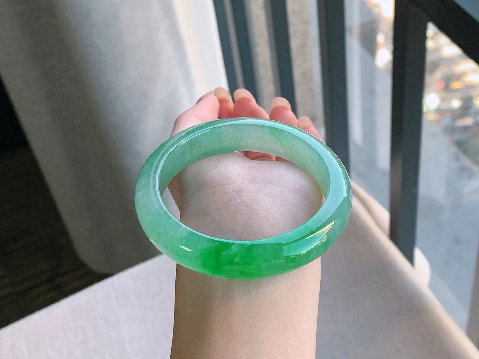 圈口54-12.6-8.3，高冰阳绿正圈，冰透水润，色泽迷人，富贵大气，完美