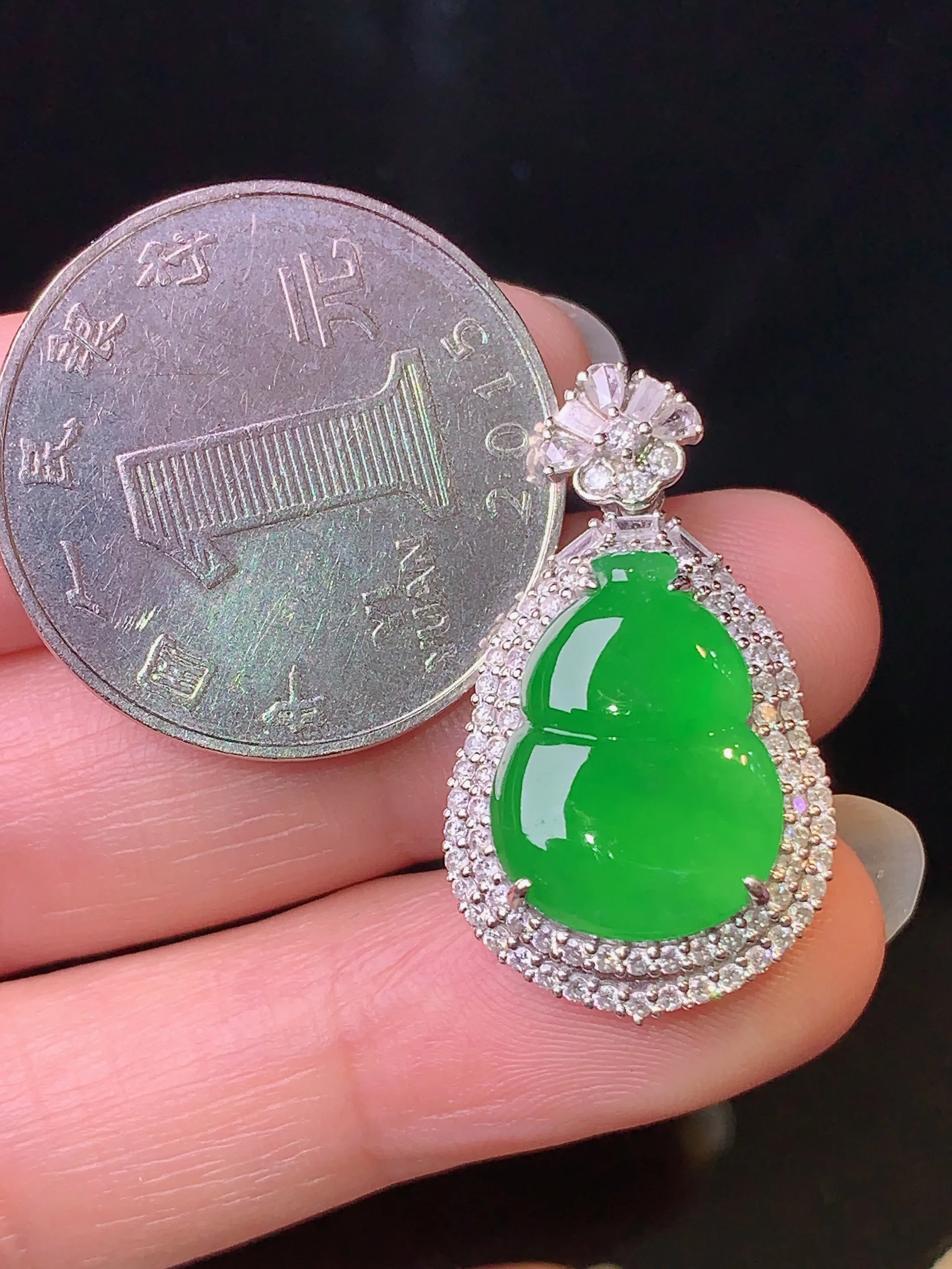 18k金钻镶嵌满绿葫芦吊坠 玉质细腻 色泽清新艳丽 整体尺寸28.3*16.3*7.7