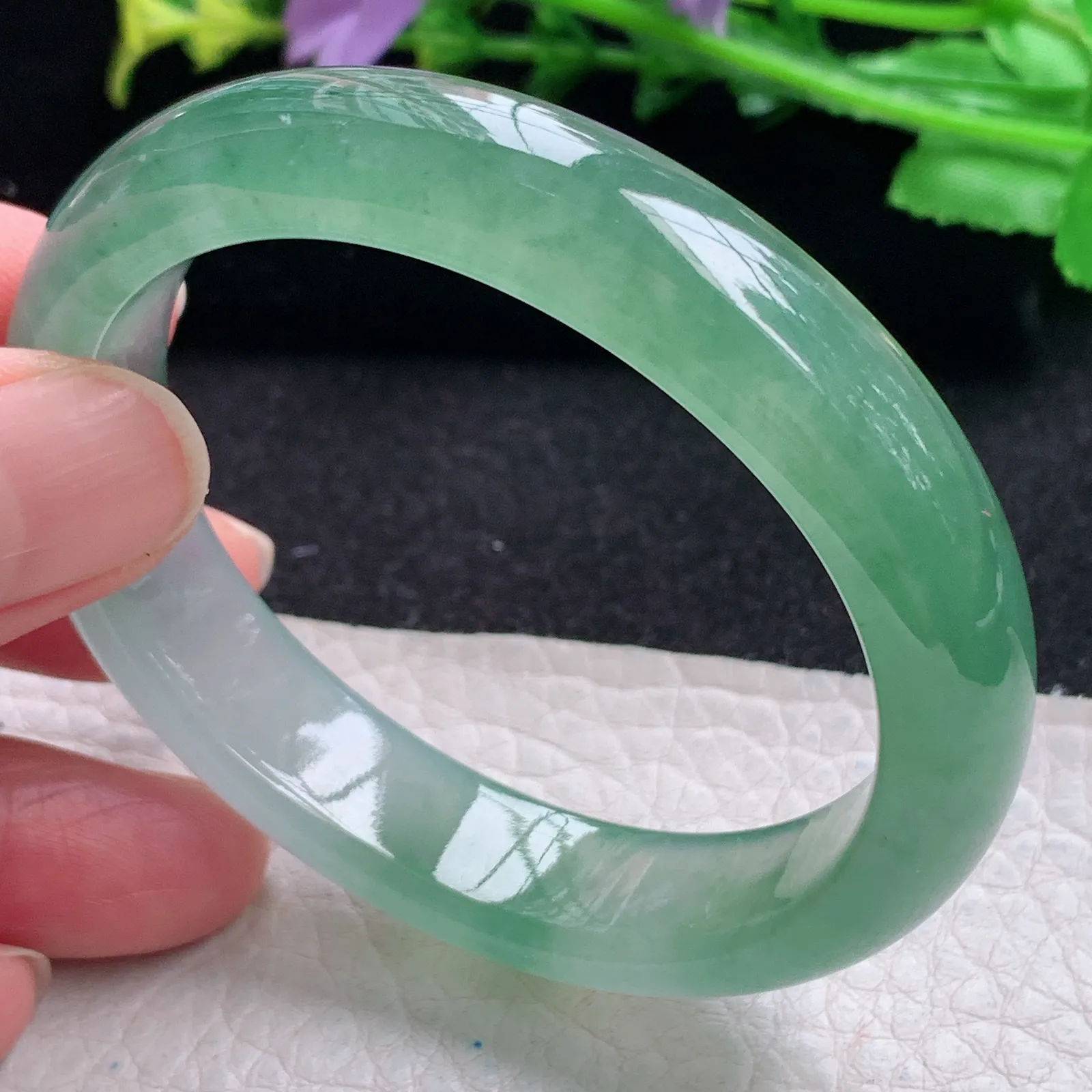 xo小圈口53*45*12.6*7.8贵妃镯 缅甸翡翠玉手镯冰绿起光秀气蛋形宽边玉手环