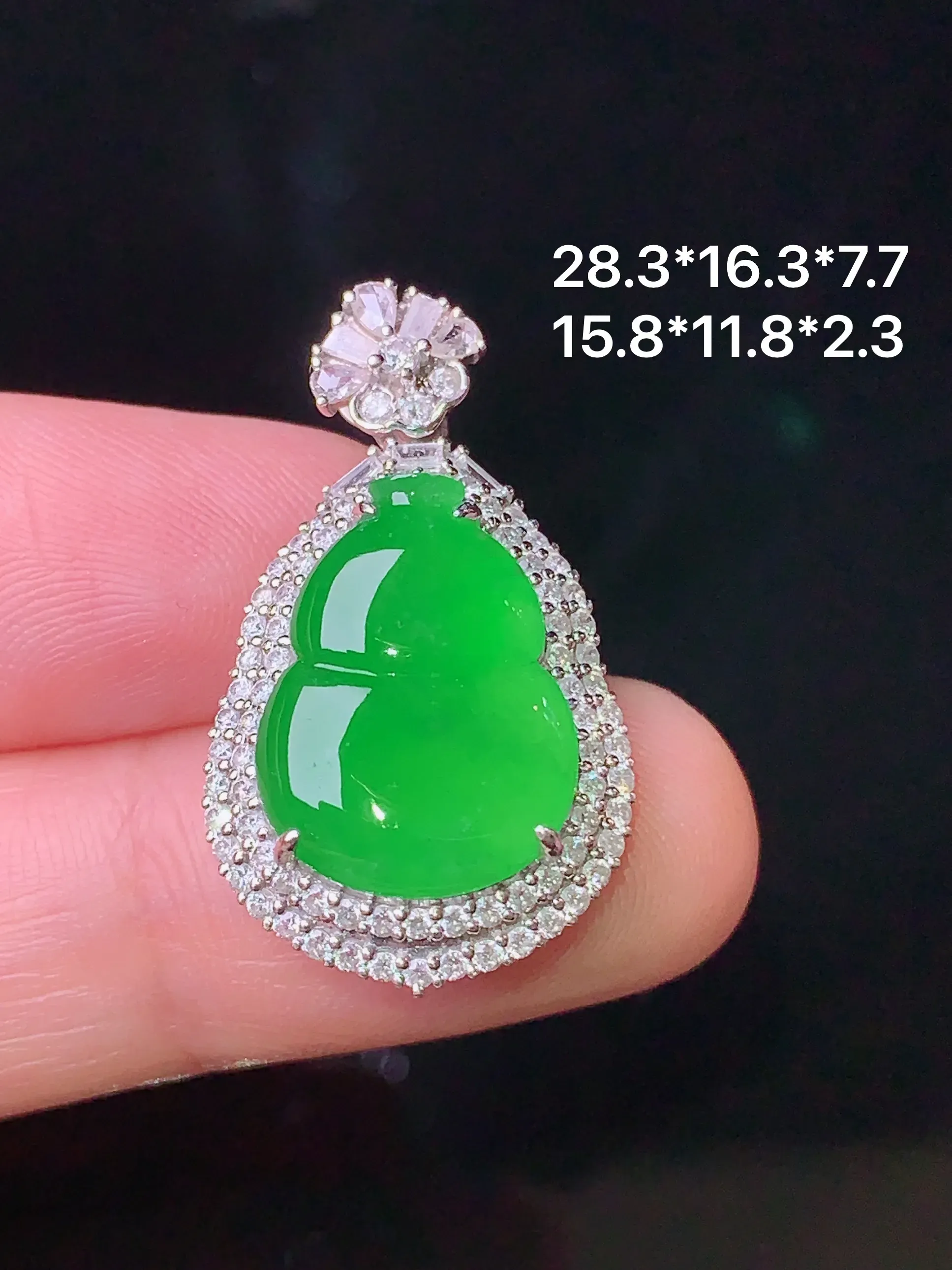 18k金钻镶嵌满绿葫芦吊坠 玉质细腻 色泽清新艳丽 整体尺寸28.3*16.3*7.7