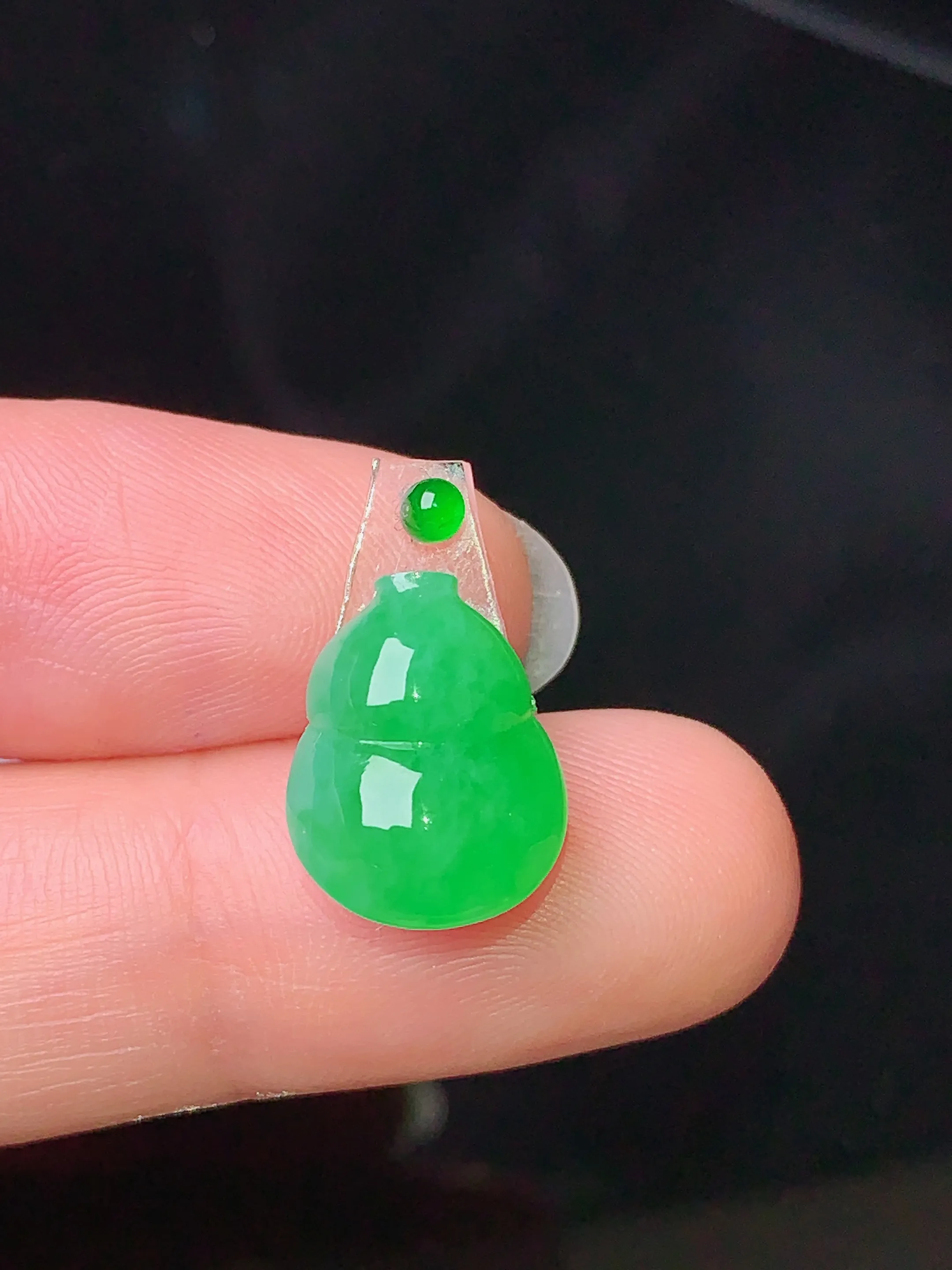 镶嵌款 翠绿葫芦吊坠 玉质细腻 色泽清新艳丽 整体尺寸13.5*10.5*4.5