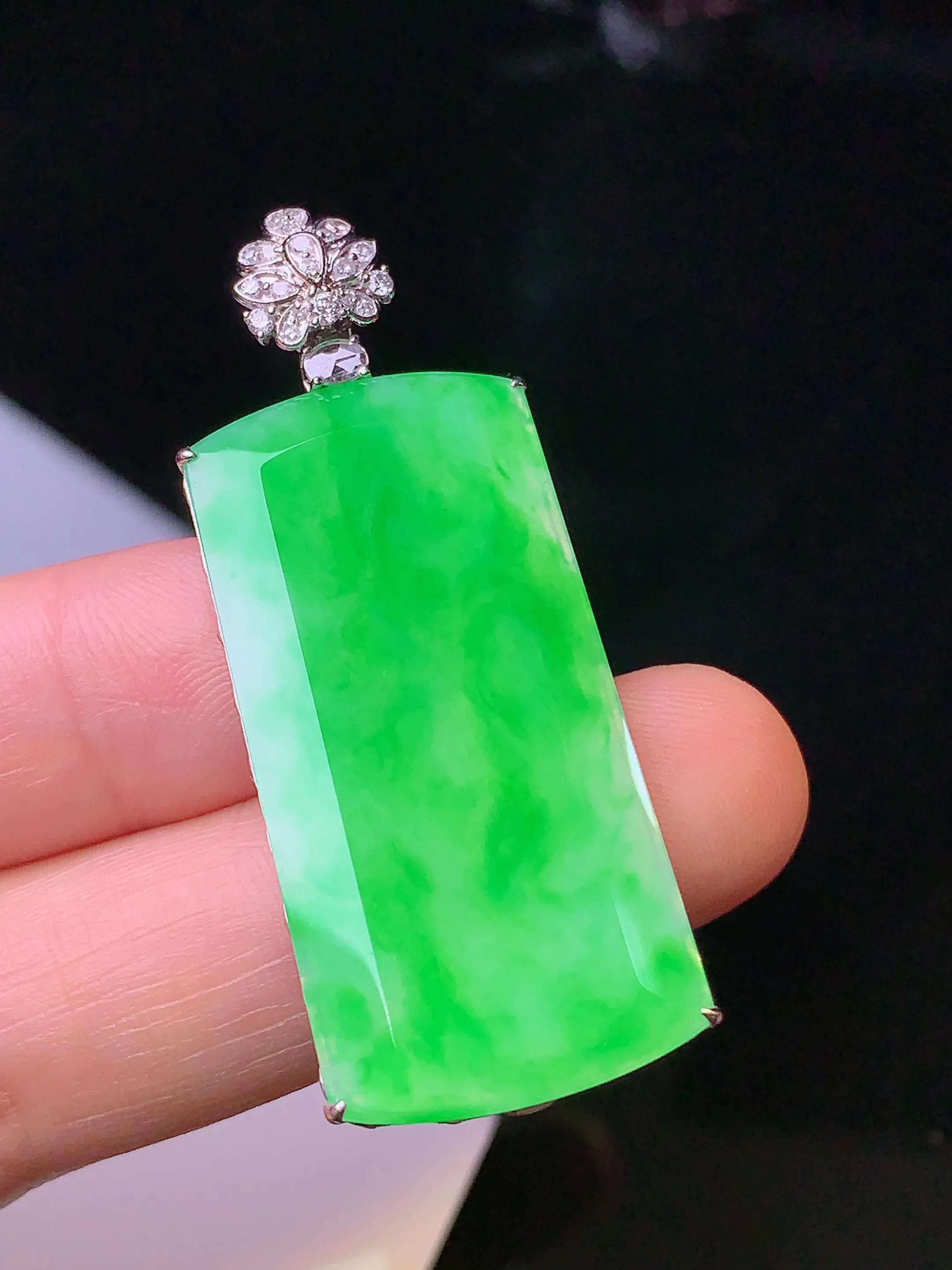 18k金钻镶嵌翠绿无事牌吊坠 玉质细腻 色泽清新艳丽 整体尺寸46*17*4.8