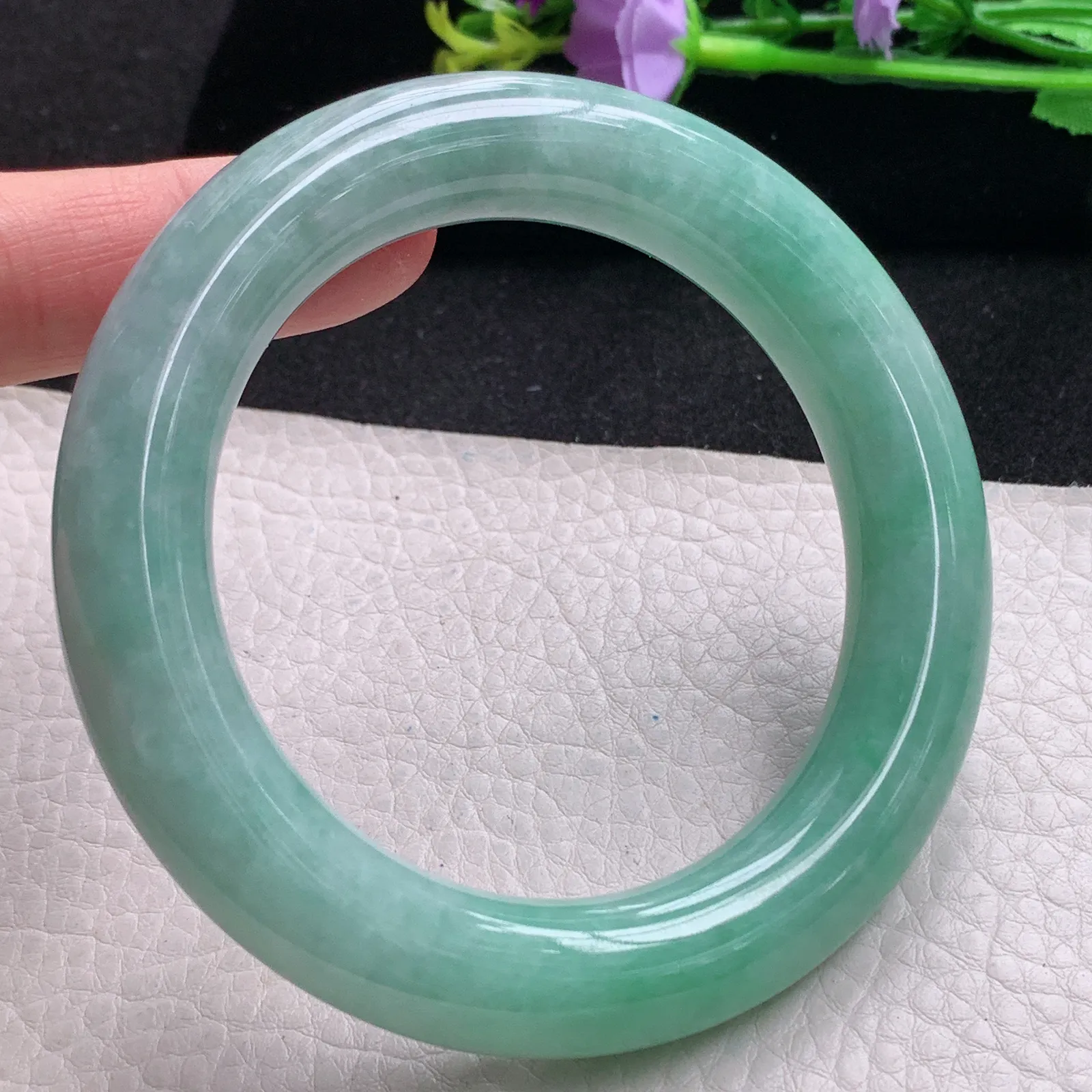js自然光59*12.7胖圆镯 缅甸翡翠玉手镯飘绿大气圆条玉手环 美人镯