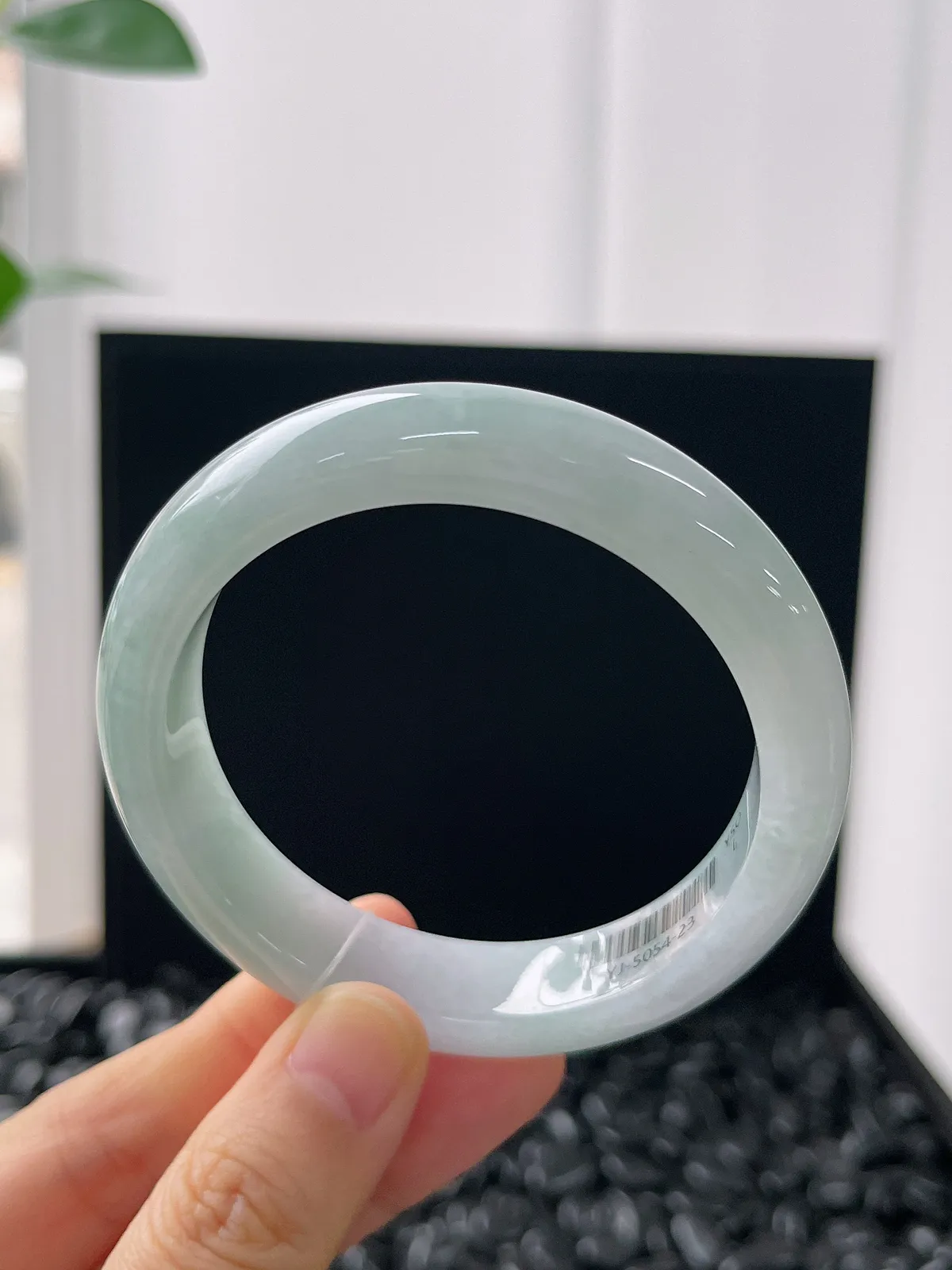 正圈54.3圈口，翡翠糯化种浅绿色手镯