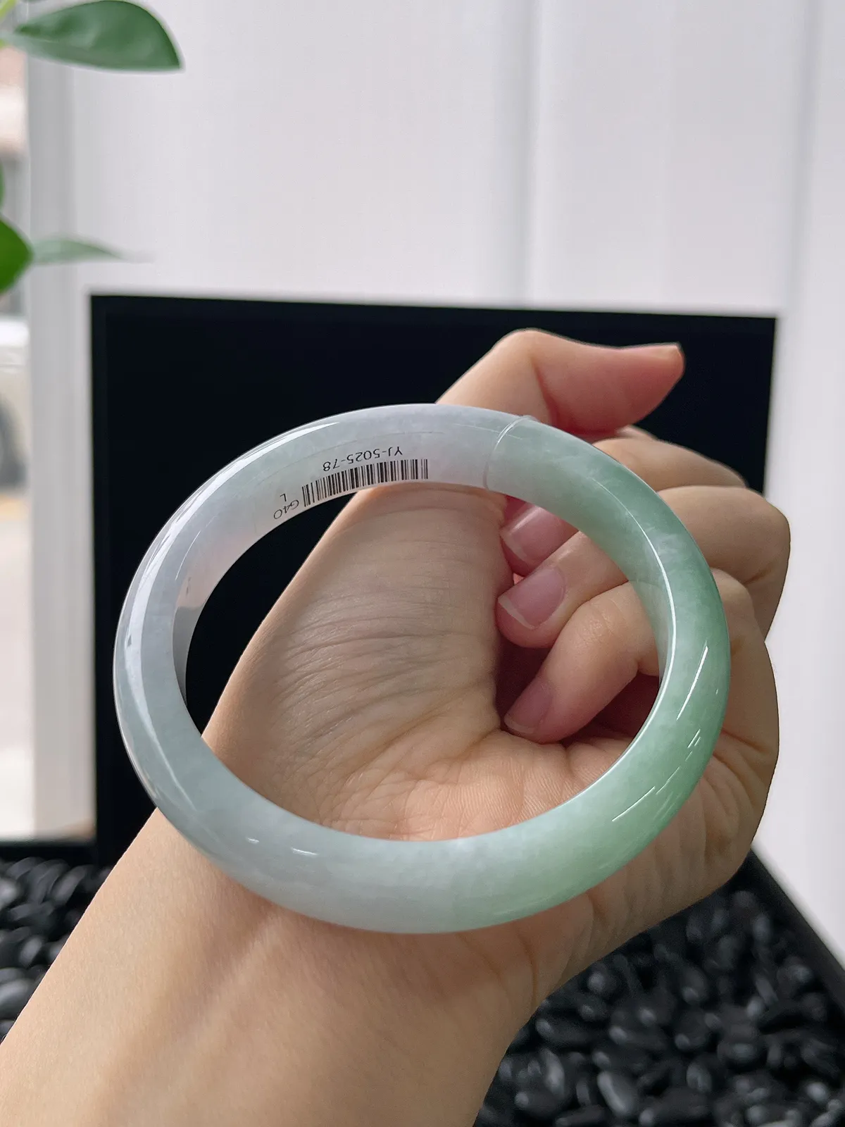 正圈60圈口，翡翠糯化种淡绿色手镯