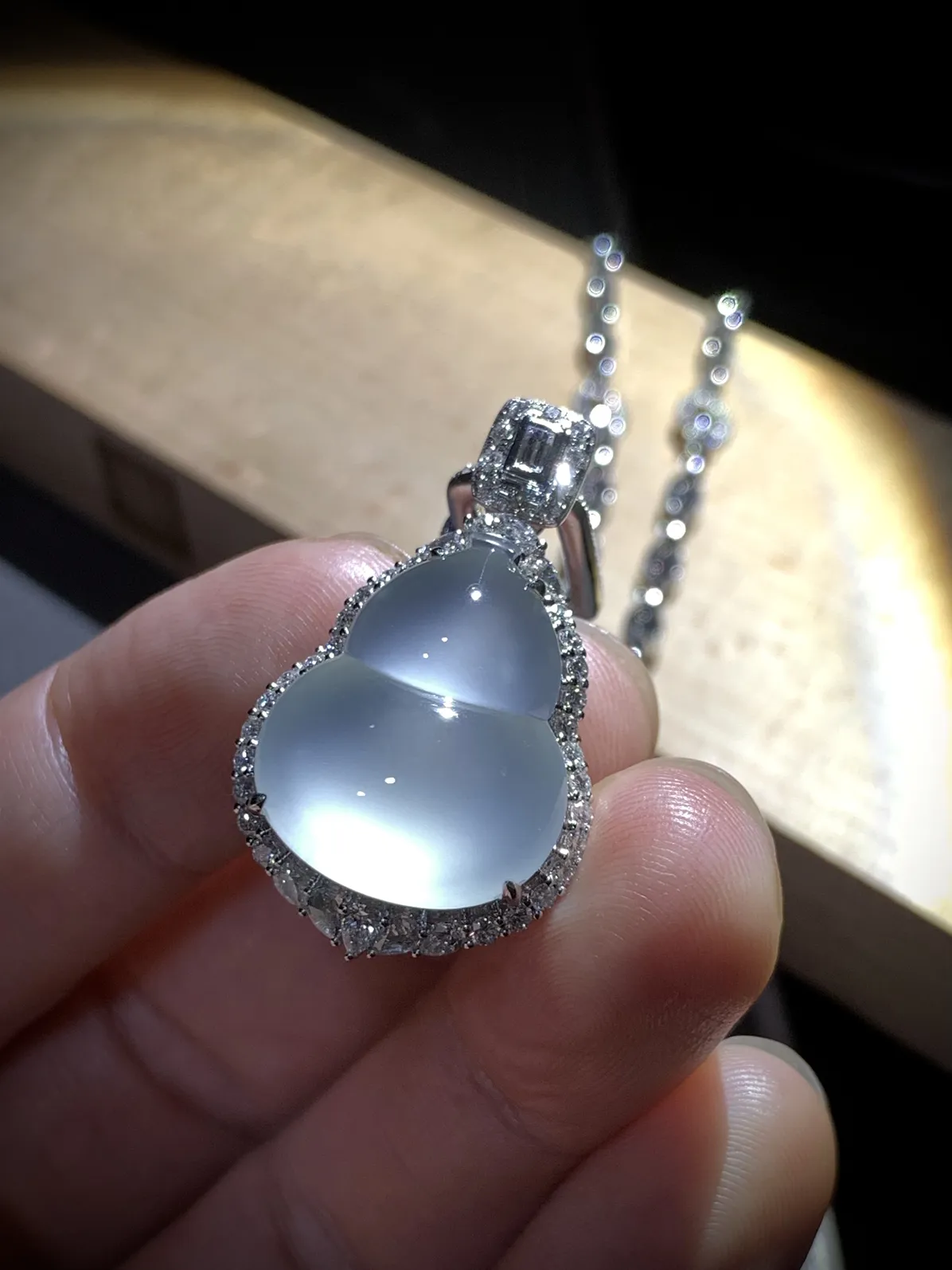 白冰葫芦，裸石约20.5-16.8-5mm，
整体33-20-11.5mm，9.12g，
18K金，南非钻，不配链子