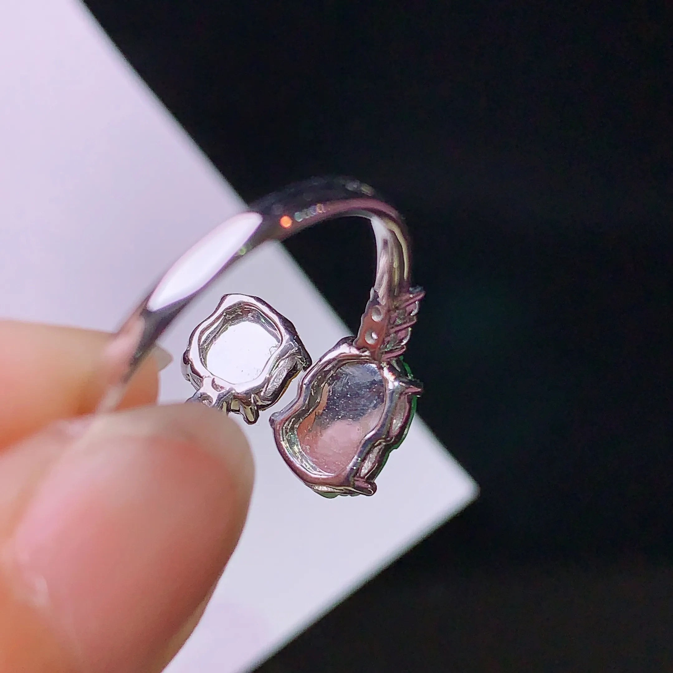 18k金钻镶嵌黄绿戒指 玉质细腻 色泽清新艳丽 圈口12.5 裸石尺寸8.6*5.8*3