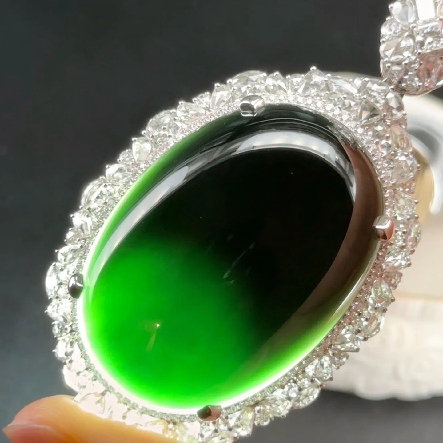 精品满钻豪镶墨翠大蛋面吊坠 种好色正 黑度极好 打灯通透