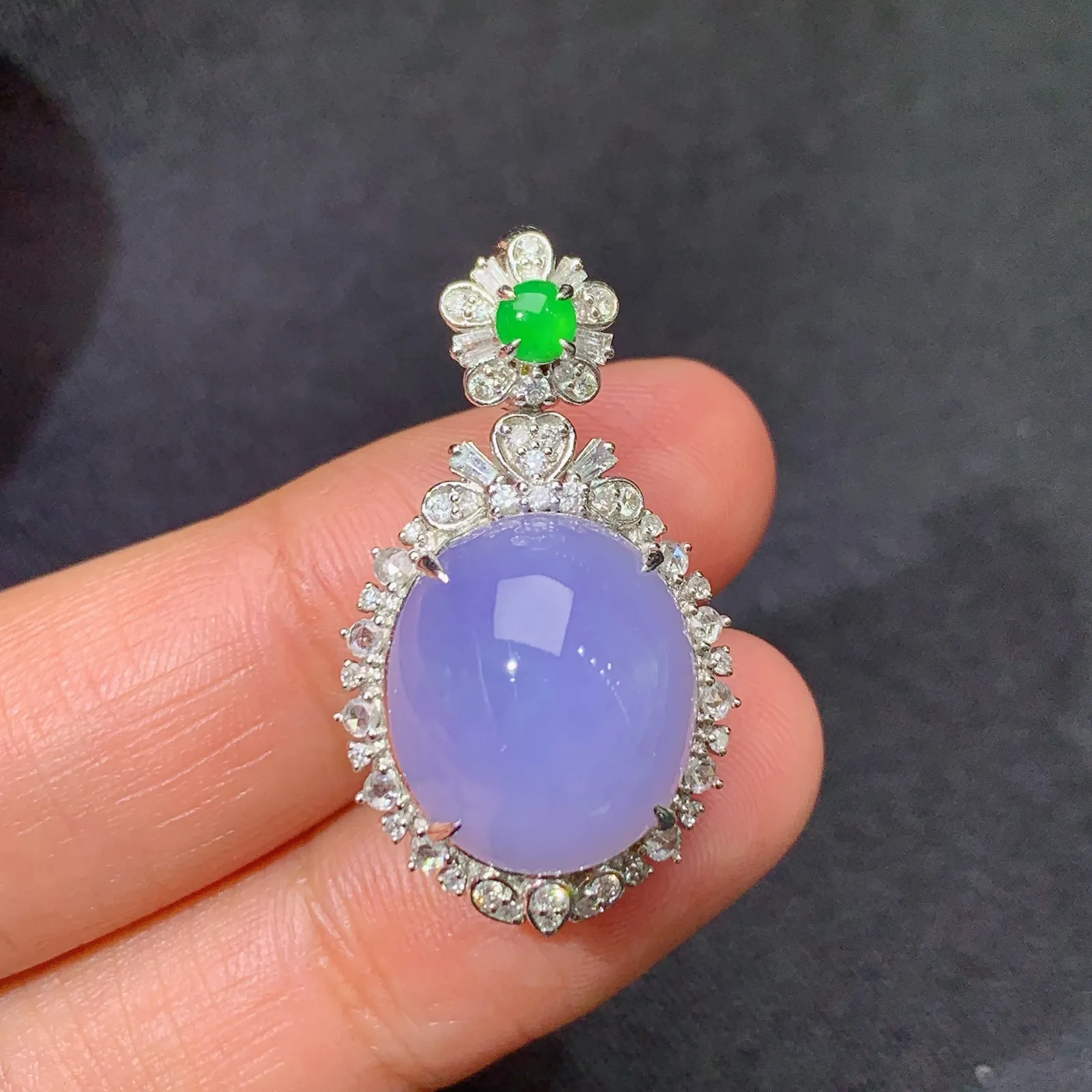 紫罗兰蛋面吊坠，18k金镶嵌，颜色鲜艳，温润细腻 尺寸29.7*17.1*11.1