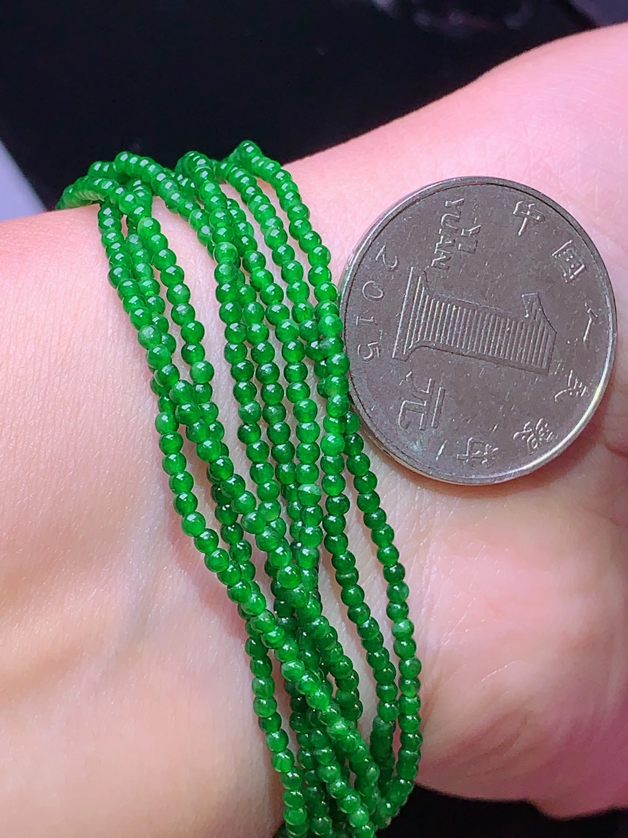 满绿圆珠小米珠 玉质细腻 色泽清新艳丽 整体尺寸2 总长160cm 可做手链 项链 耳坠等