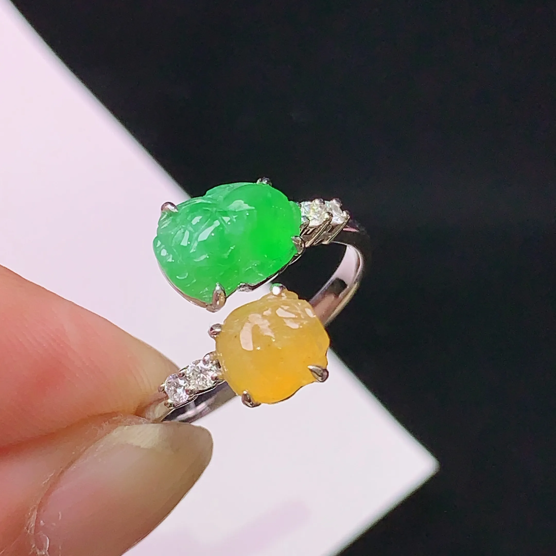 18k金钻镶嵌黄绿戒指 玉质细腻 色泽清新艳丽 圈口12.5 裸石尺寸8.6*5.8*3