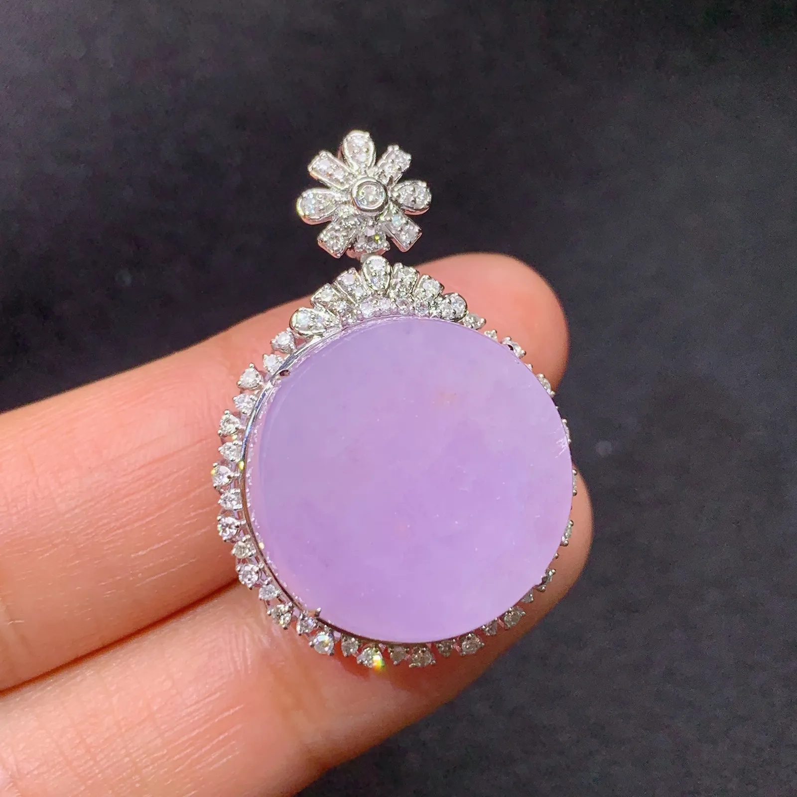 紫罗兰圆牌吊坠，18k金镶嵌，温润细腻，颜色鲜艳 尺寸32.5*22.3*9.3