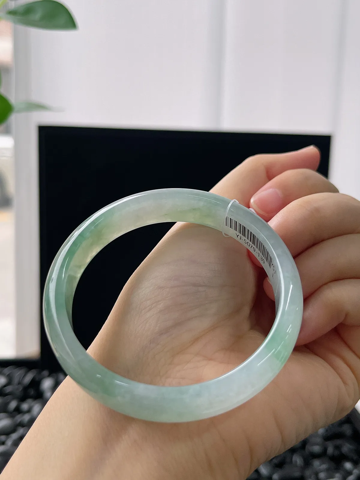 正圈54.3圈口，翡翠冰糯种淡绿色手镯