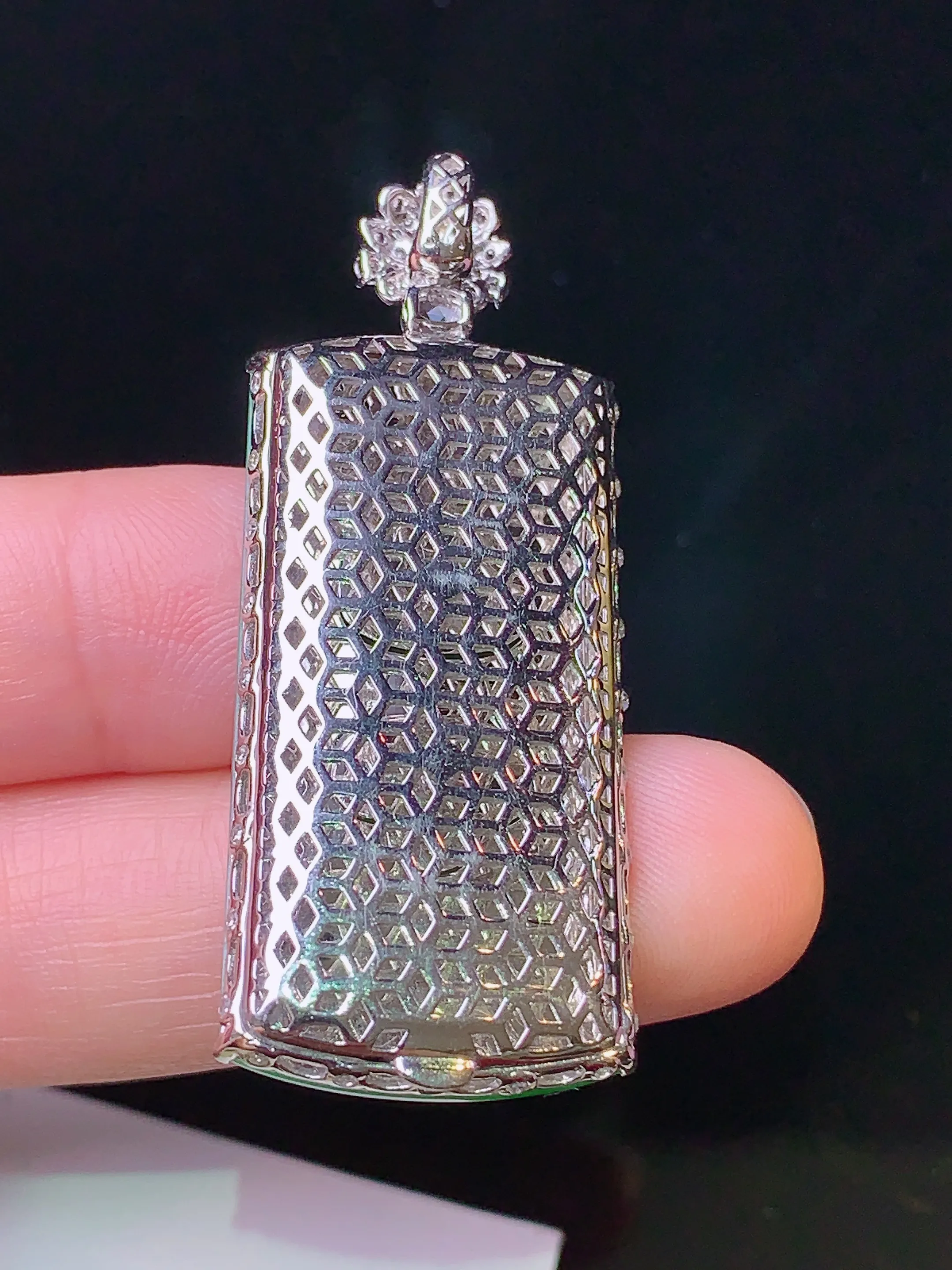 18k金钻镶嵌翠绿无事牌吊坠 玉质细腻 色泽清新艳丽 整体尺寸46*17*4.8