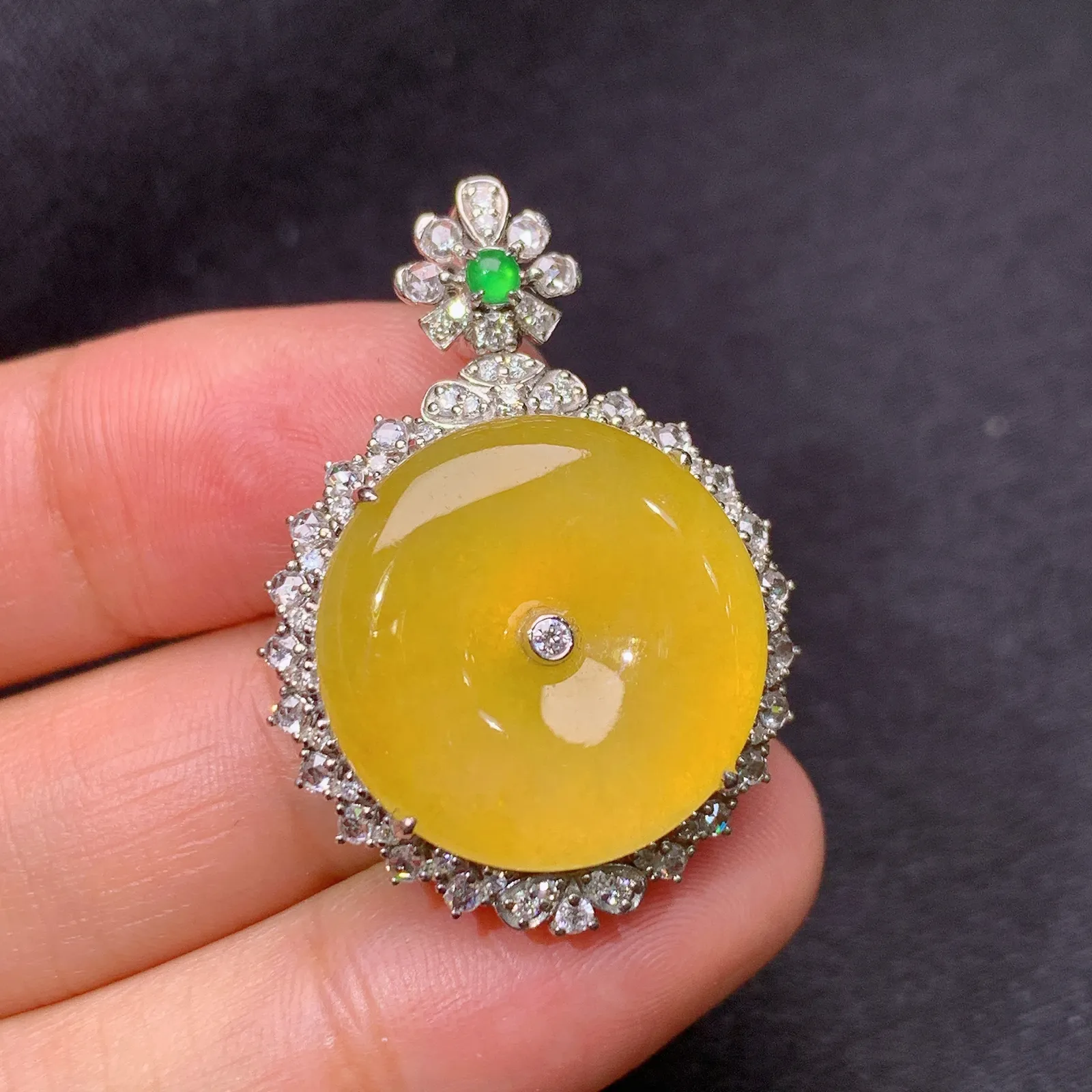 冰黄翡平安扣吊坠，18k金镶嵌，色泽鲜艳靓丽，水色超佳 尺寸33*23.6*9.6
